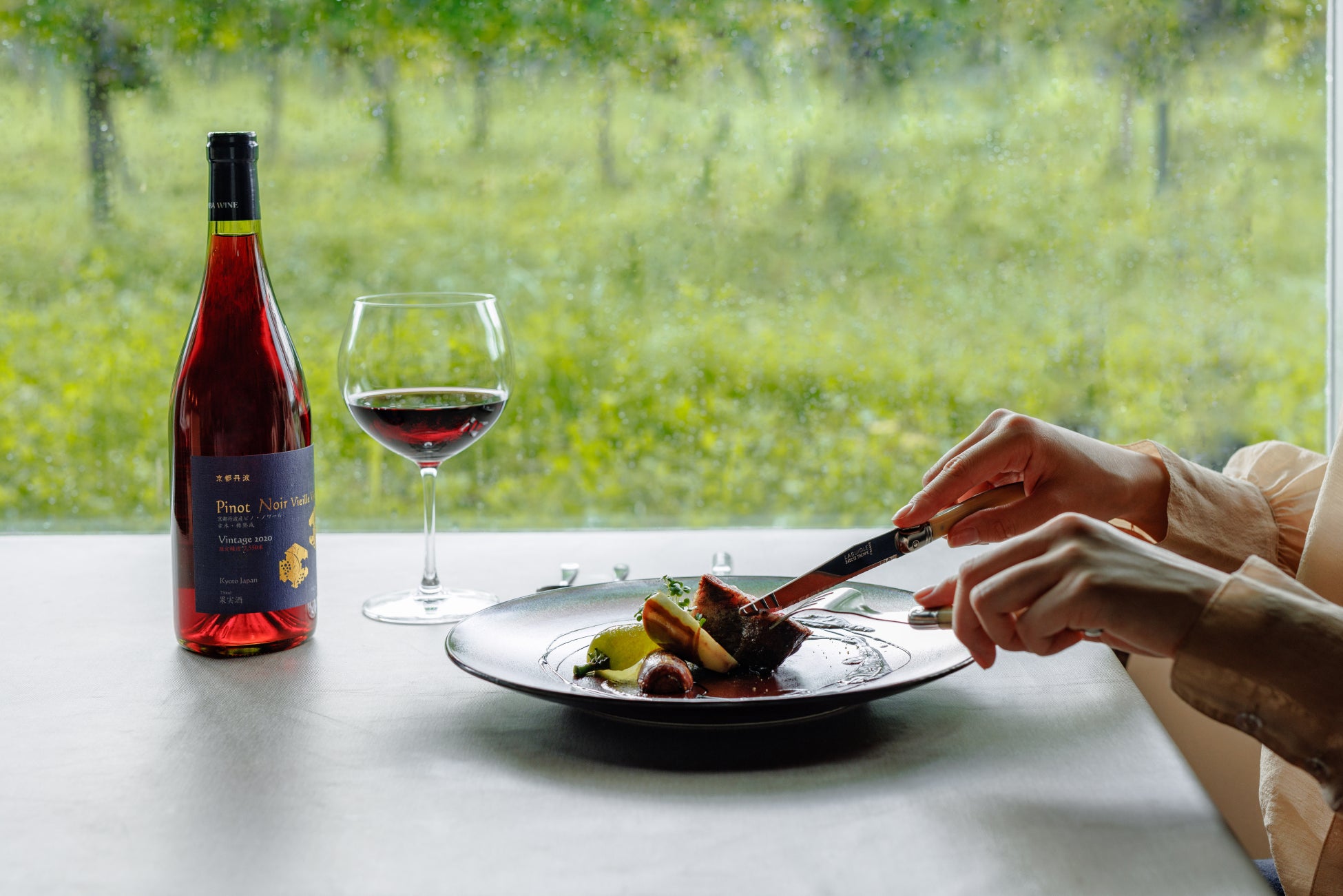 日本一と評される、『幻の「由良赤ウニ」』を使った9月限定、数量限定メニューが登場!鮨職人が握る淡路島の本格鮨処 淡路ハイウェイオアシス「すし富」より。