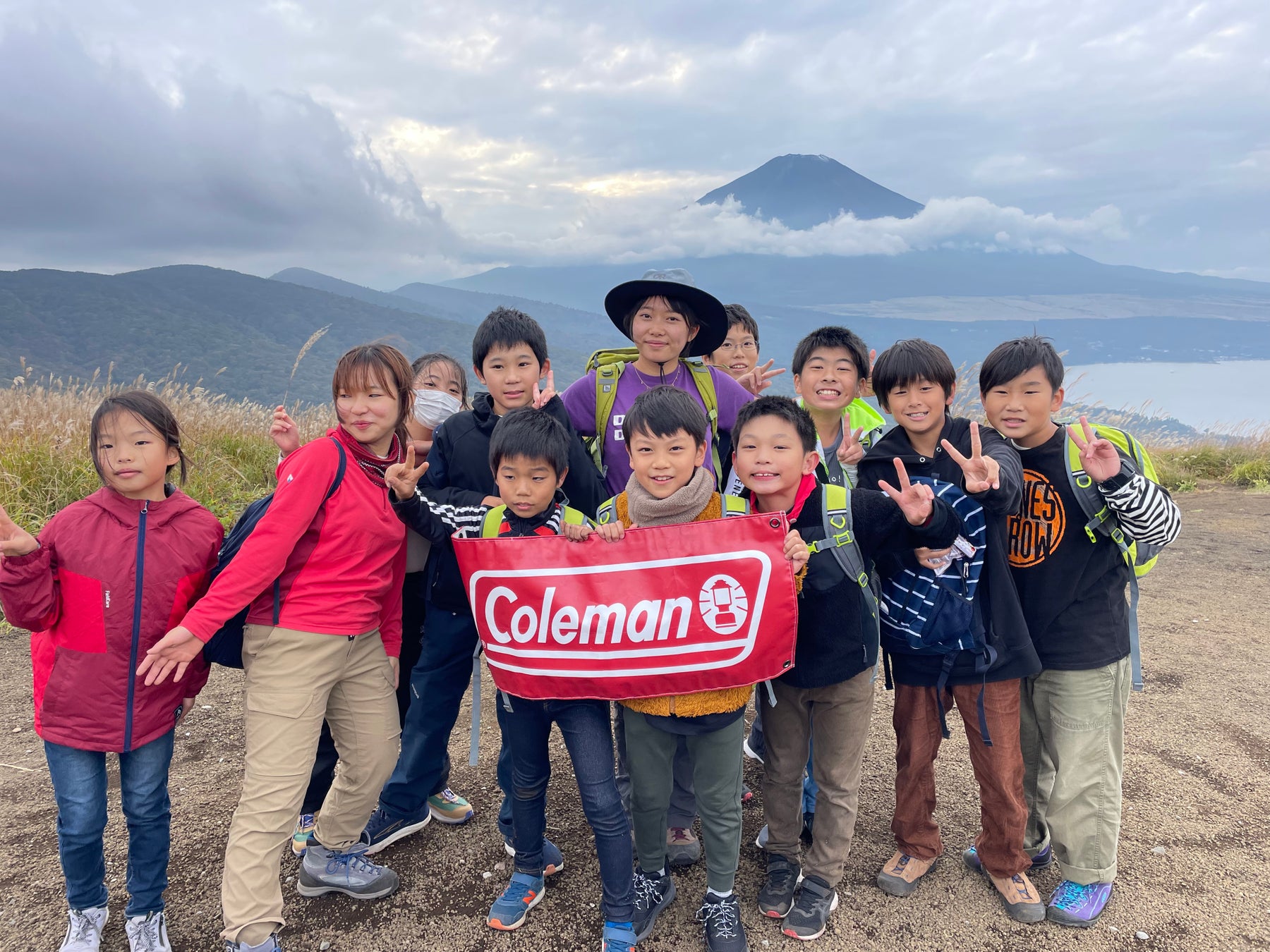 那覇・国際通り、ゆいレールにも「うんこ」の文字が踊る!「うんこミュージアム OKINAWA」が沖縄をジャック