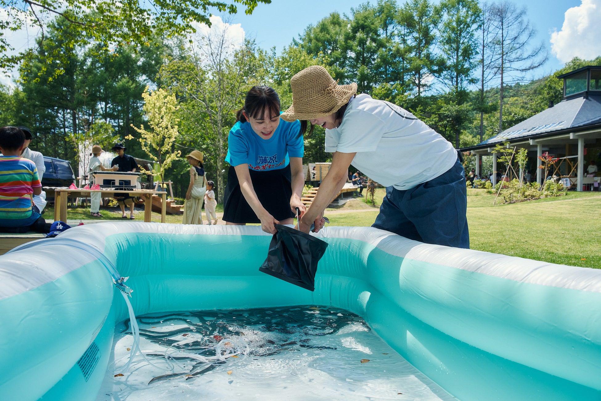 那覇・国際通り、ゆいレールにも「うんこ」の文字が踊る!「うんこミュージアム OKINAWA」が沖縄をジャック