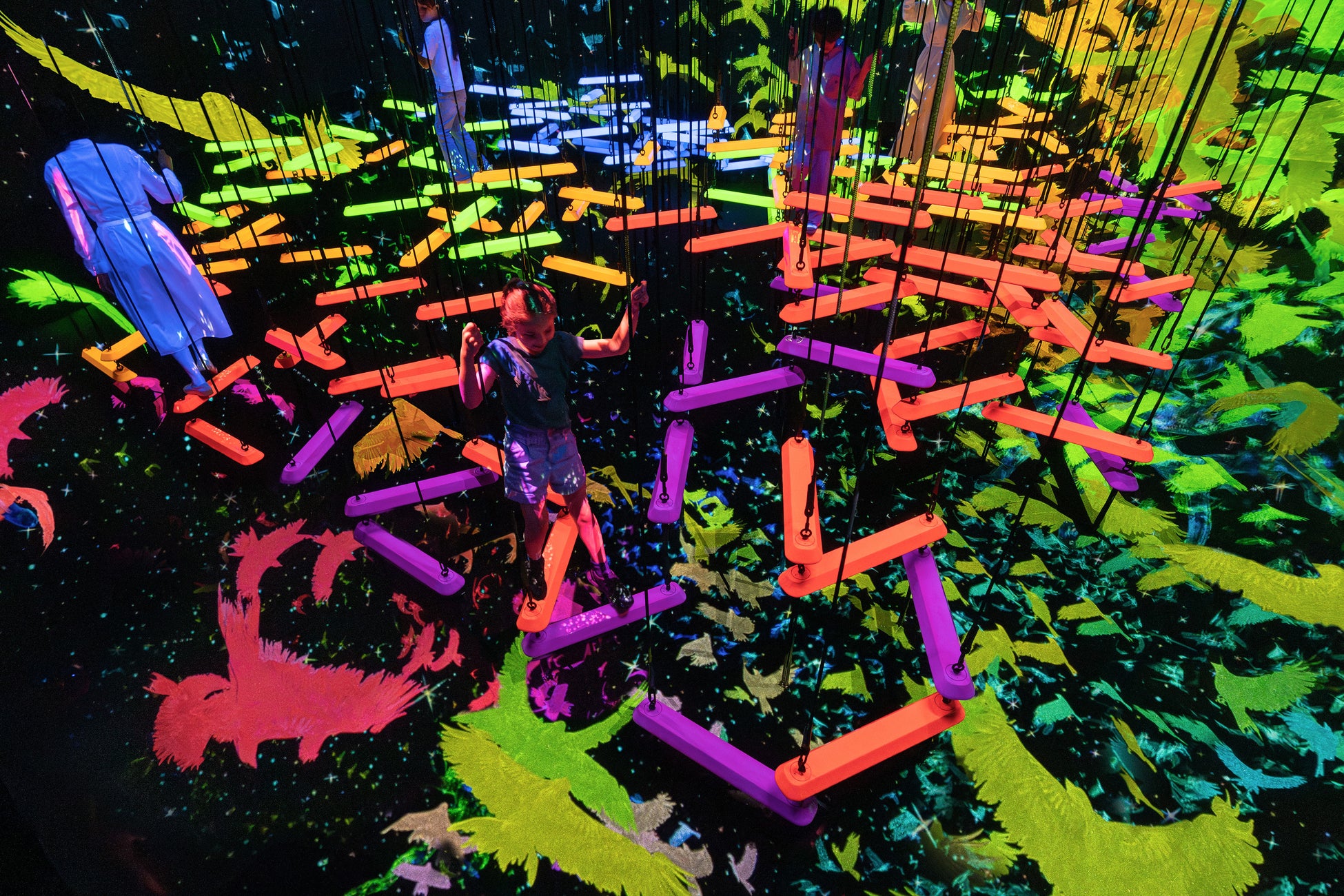 【休暇村伊良湖】捌きたての伊勢海老を味わう贅沢『活き伊勢海老とごちそうビュッフェ』　1日20食限定プランが9月8日より販売開始　～伊勢海老活け造り・赤出汁と、収穫祭フェアのビュッフェをあわせて堪能～