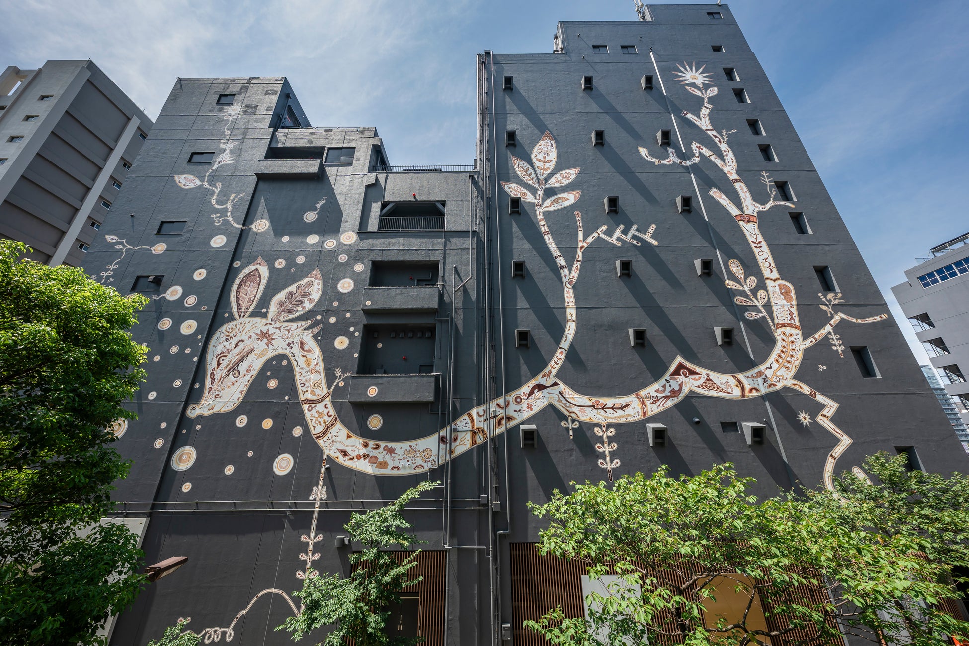 八角香る東坡肉(とんぽーろー)や熱々とろ~りラザニアなど 5カ国の料理を食べ放題で楽しむ90分の贅沢な食体験