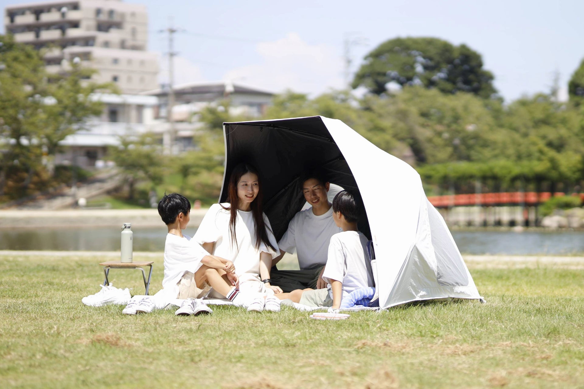 公園の”日陰がない問題”を5秒で解決！まっしろのドーム型サンシェード「COCOON」が暑い秋の新定番に