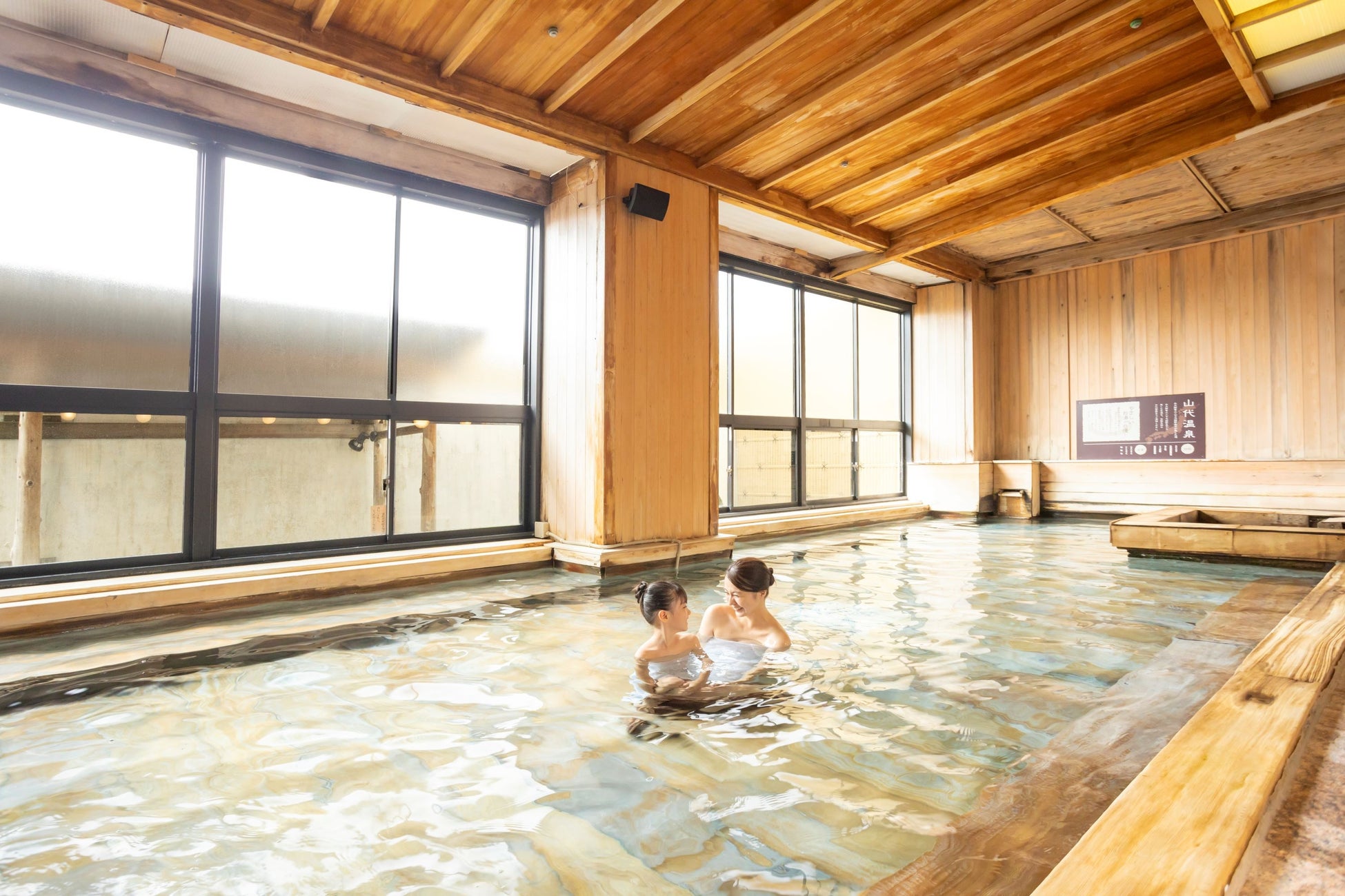 【ツーリズムEXPOジャパン2025愛知・中部北陸】沖縄関連エリアには全16団体が出展。沖縄ブースは「ちむどんどんする、冬の沖縄」がテーマ。