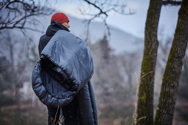 イギリスのアウトドアブランドSnugpak（スナグパック）秋冬寝袋の人気モデル「ベースキャンプスリープシステム」に待望の新色＜グレー×ブラック＞が登場。2025年9月25日（木）発売。