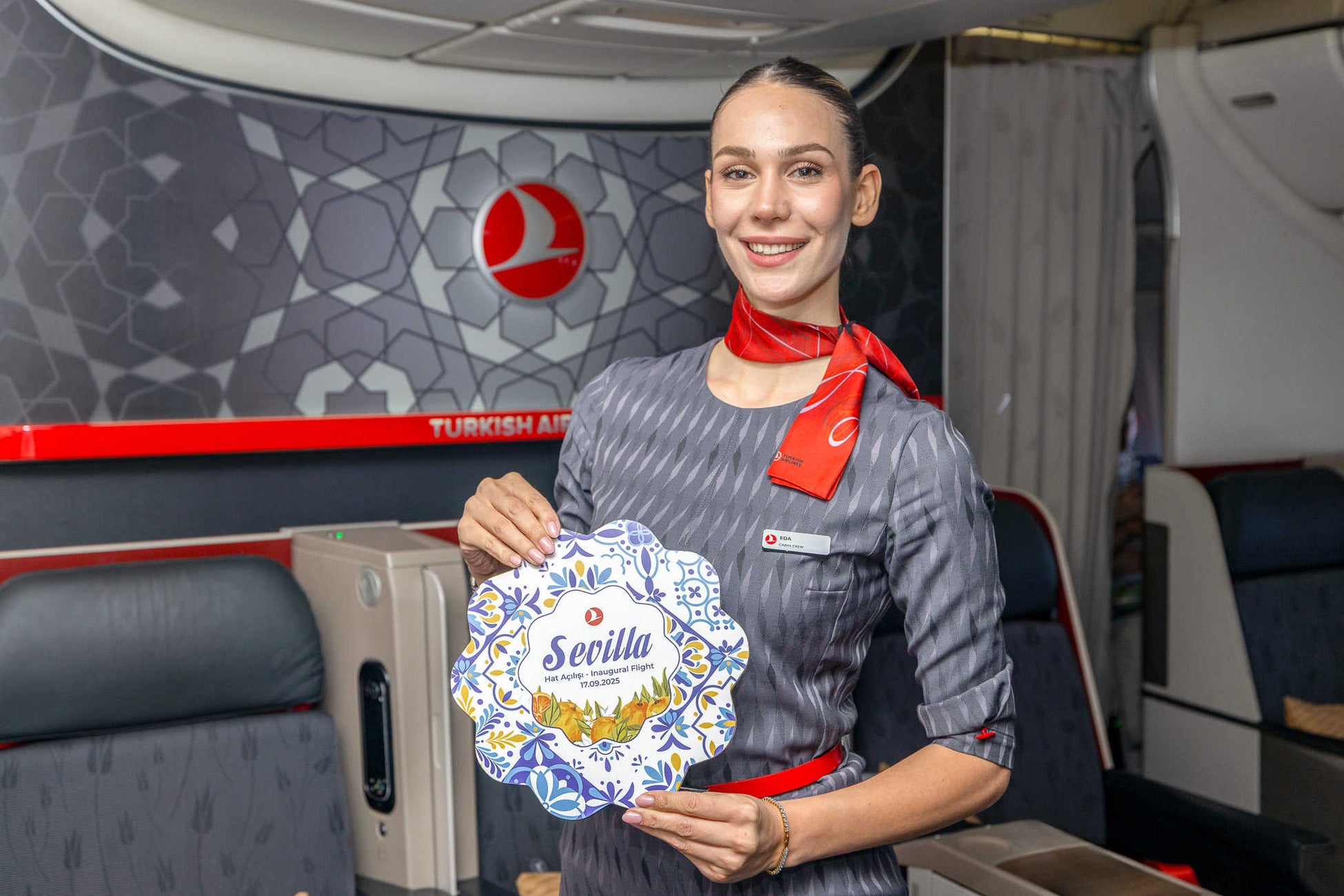 「秋田=札幌丘珠線」就航2周年記念「大人も子供も楽しめる!チャーター遊覧飛行と秋田空港バックヤード見学」ツアーを実施