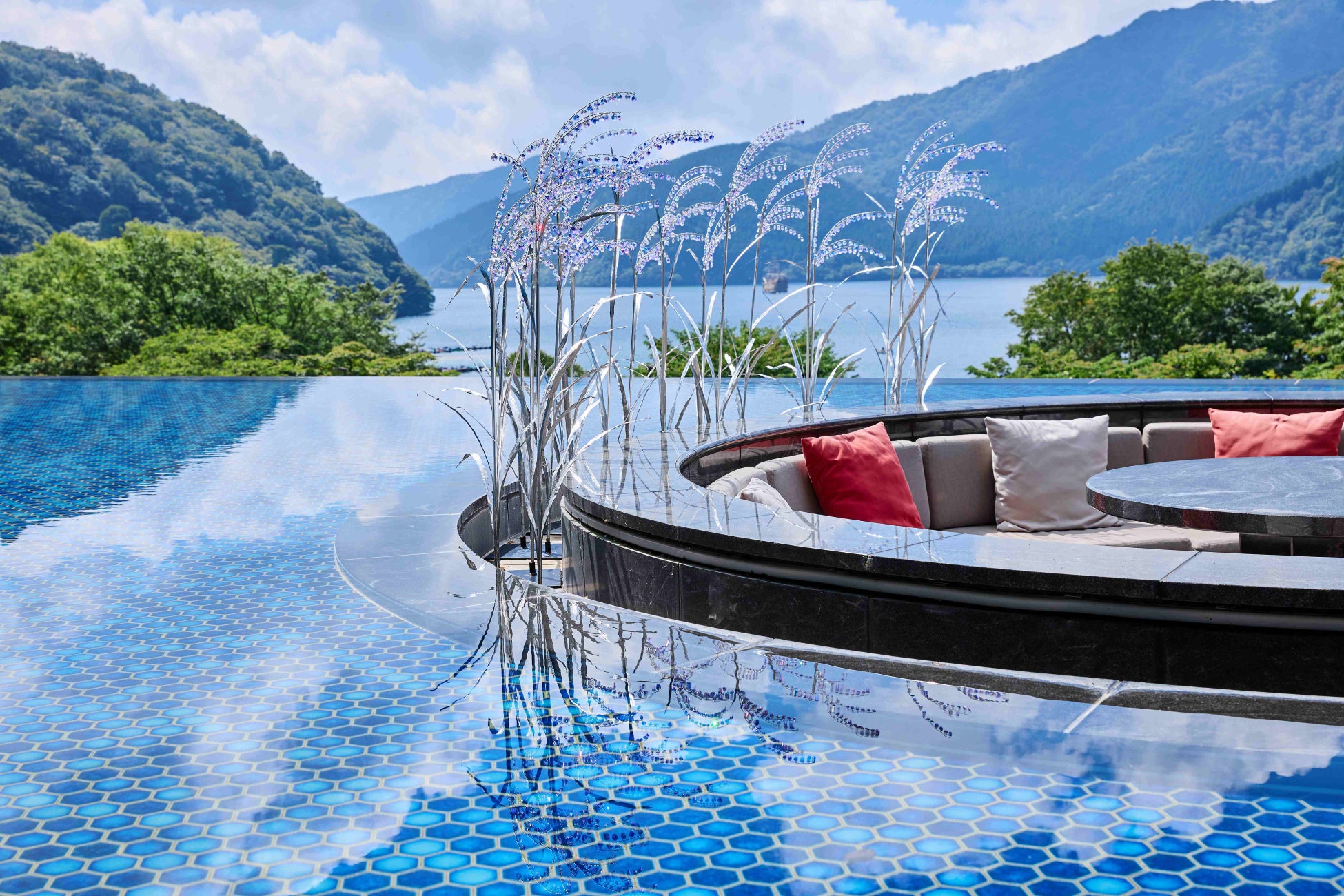 【初コラボ商品】お肉の専門店スギモト×ヒルトン名古屋の贅沢コラボ!黒毛和牛ゴロゴロで味噌×スパイスが効いたご馳走レトルトカレーを発売!