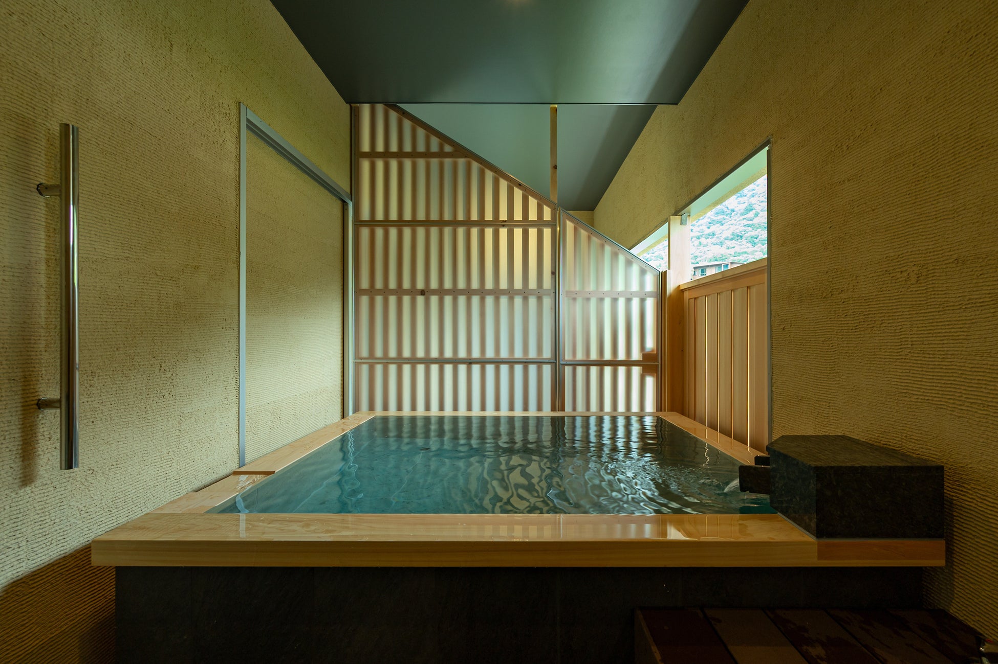 英字ライフスタイルマガジン【Tokyo Weekender】、レスリー・キー撮り下ろしの記念号『The Icons Issue』を9月26日(金)発行