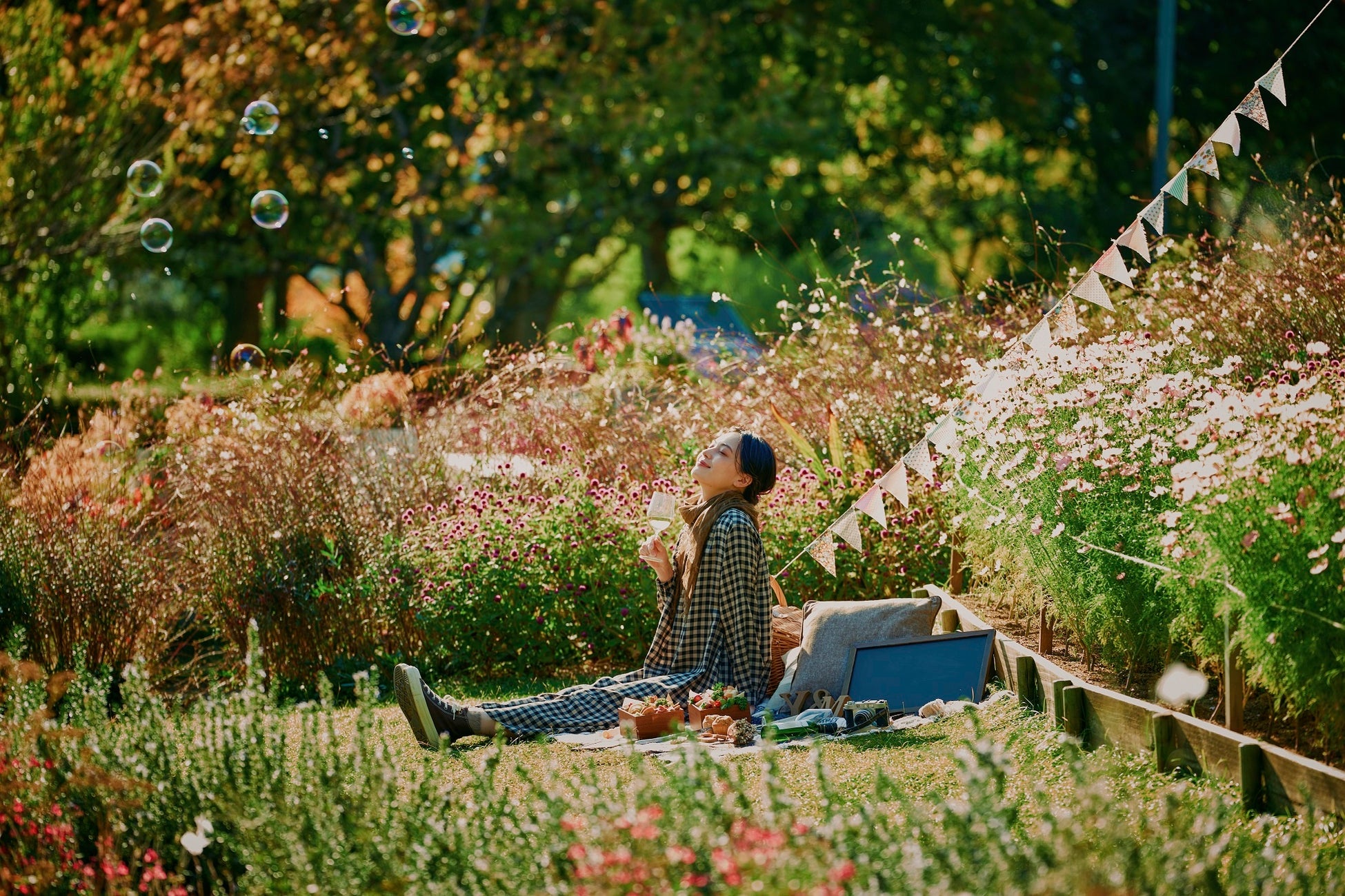 定番人気の“手ぶらおしゃピク”企画「Garden Picnic2025」秋シーズンのご予約を受付中。おしゃれアイテムをすべてレンタル。秋色に色づく森やガーデンの中で、特別なピクニックを楽しめます。