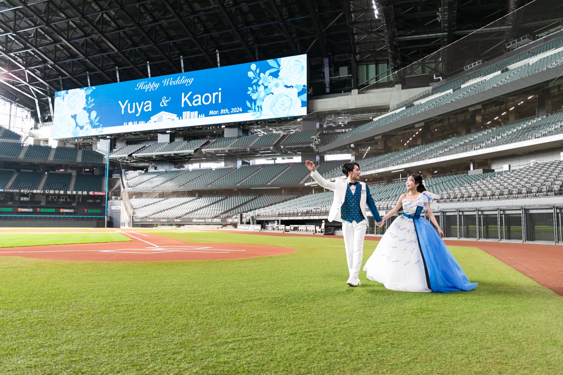 北海道日本ハムファイターズカラーのウェディングドレス＆タキシード、北海道限定でベルクラシックグループに登場