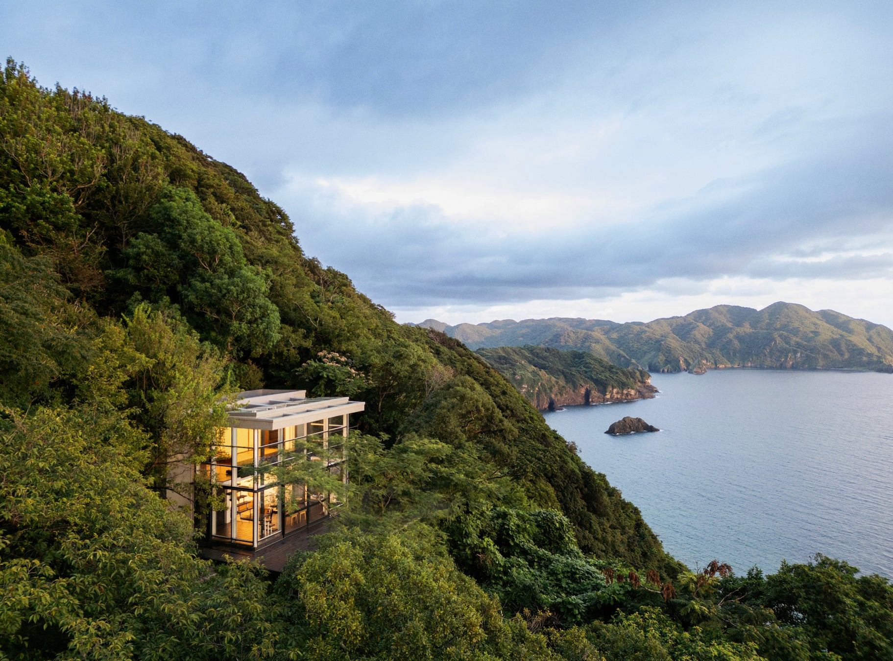 星座のエレメント「火・土・風・水」に合わせたセラピストオリジナルの香りに包まれる「星座のエレメンタル トリートメント」期間限定で提供