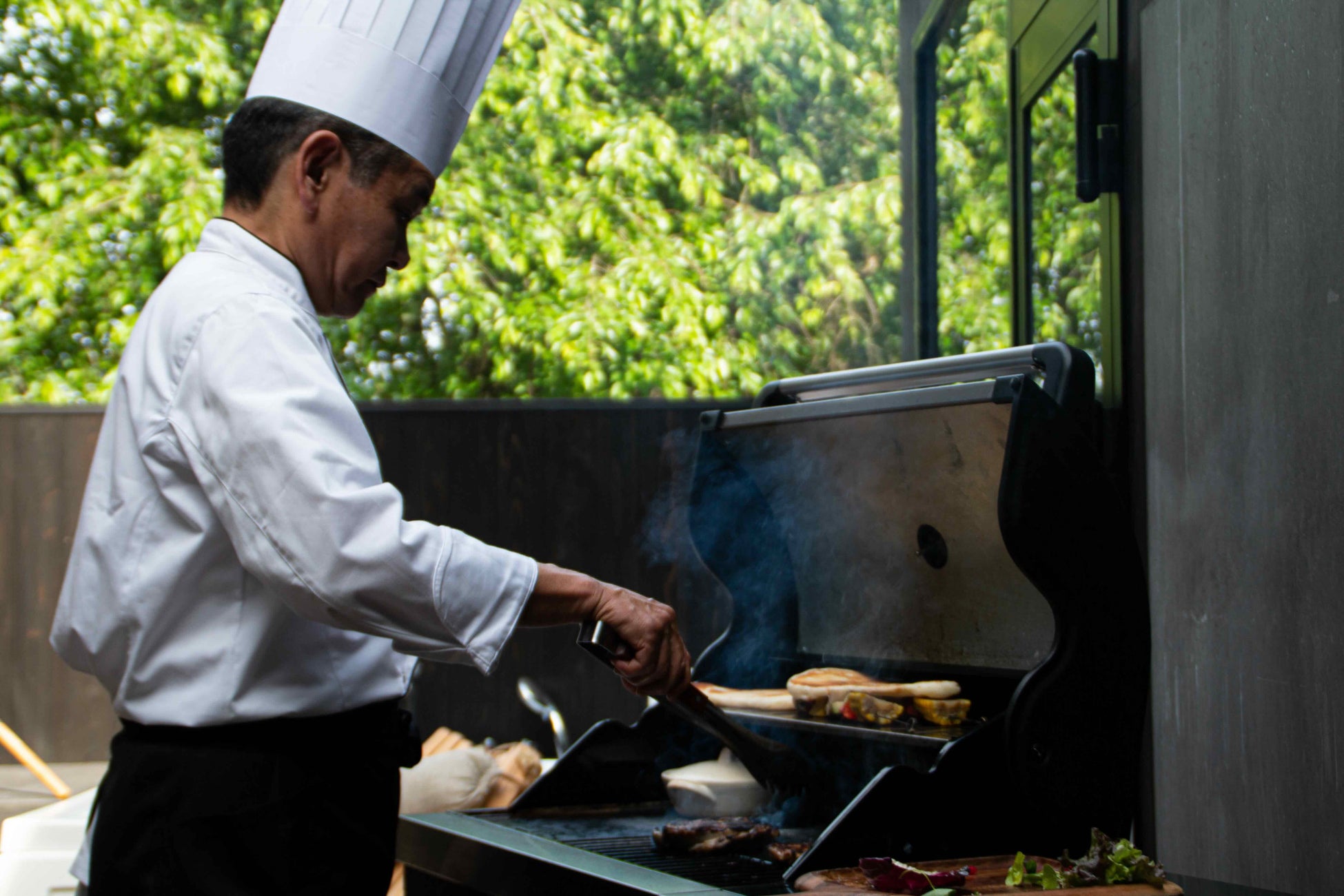 はしご酒応援「セカイホテルが2軒目の乾杯、おごります!」プランを10月1日より発売開始【大阪・商店街丸ごとホテル】