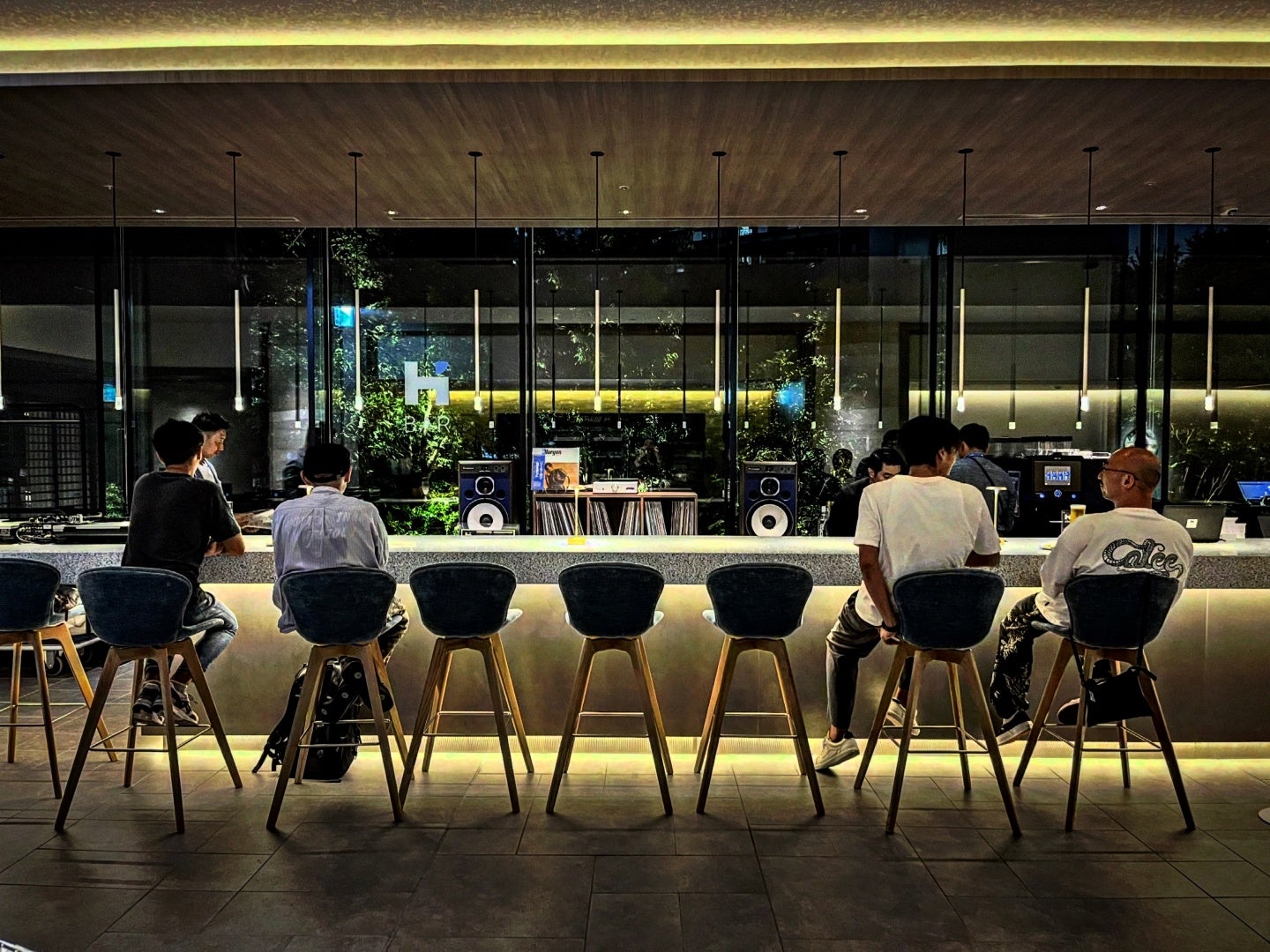 【名古屋】苺尽くしのホリデーシーズン限定ご褒美パフェ！苺やマカロンがきらめきながら舞う、グラス仕立てのショートケーキ「大人のご褒美パフェ～Strawberry Shortcake～」販売