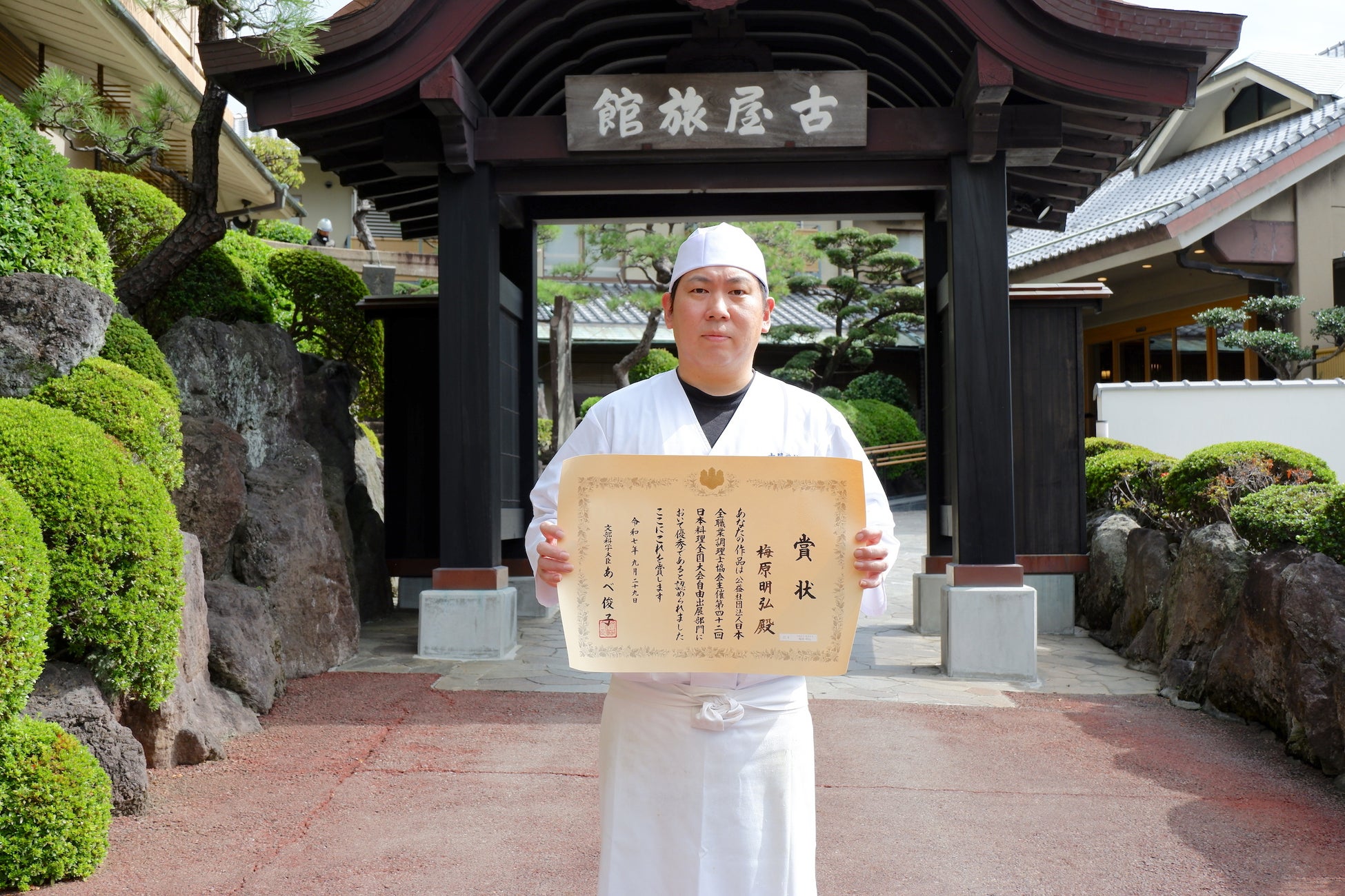 フランスの人気インフルエンサーHugo BreuilさんがairKitchenを通じて寿司作りを体験!SNSで日本の家庭料理の魅力を発信