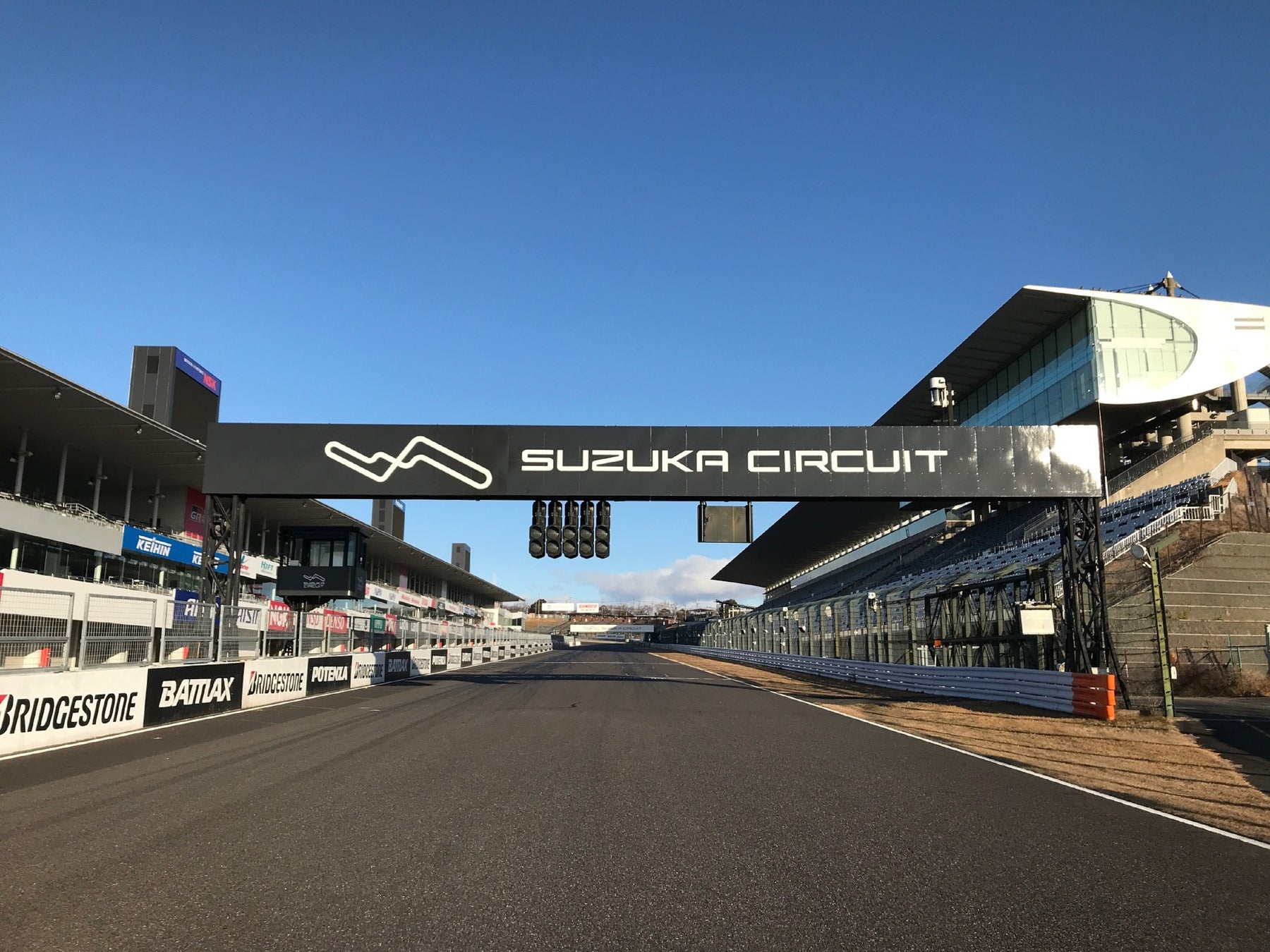 【アソビュー！】3月27日（金）より開催の「F1日本グランプリ」の観戦と4日間パークで遊べるパスポートがセットに！