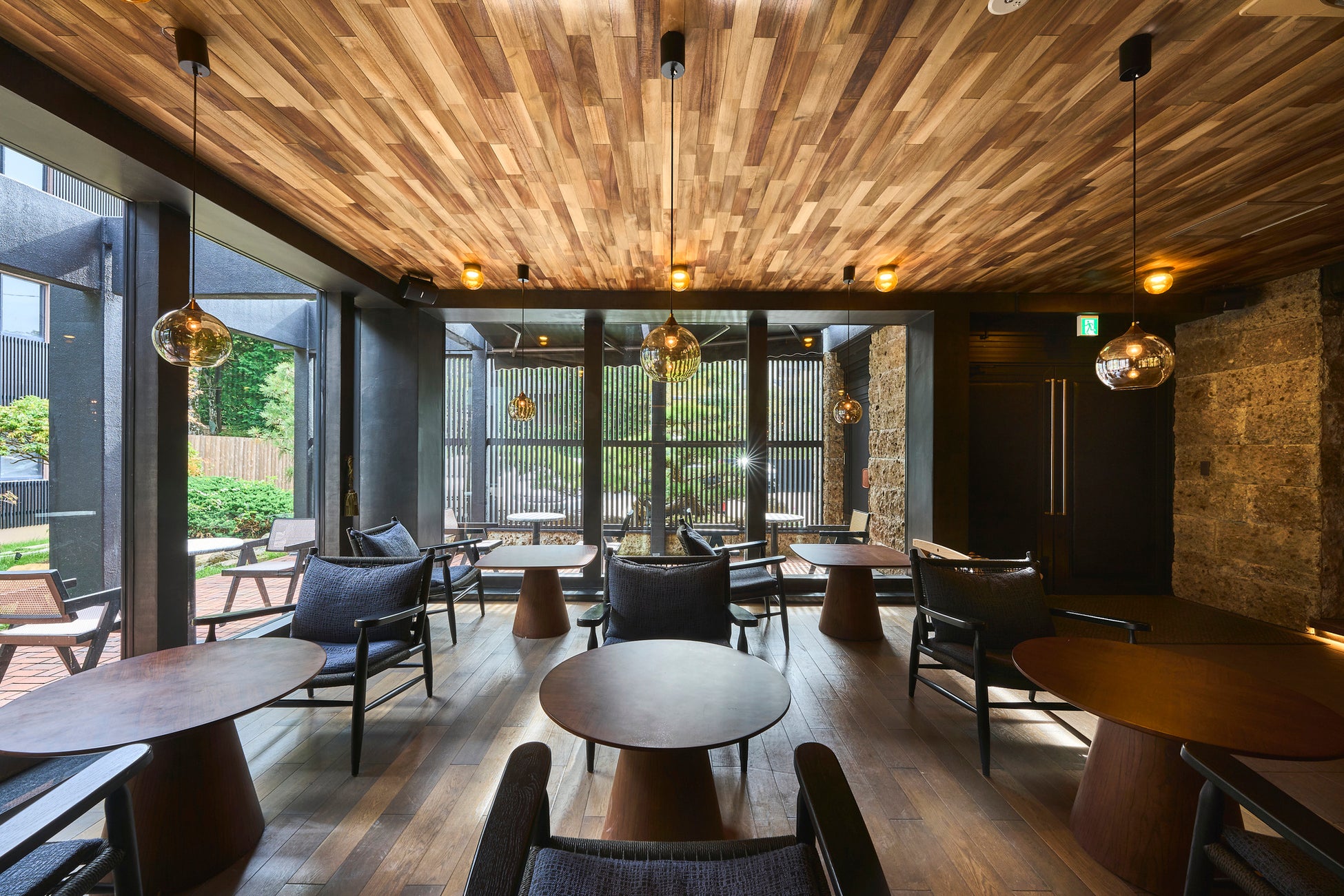 「神戸クリスマスマーケット2025」11/8（土）から開催！イルミネーションと可愛いディスプレイがさらにパワーアップ！本場ドイツ直輸入の特製グリューワインを片手に、昼から夜まで広大な園内で丸1日楽しむ