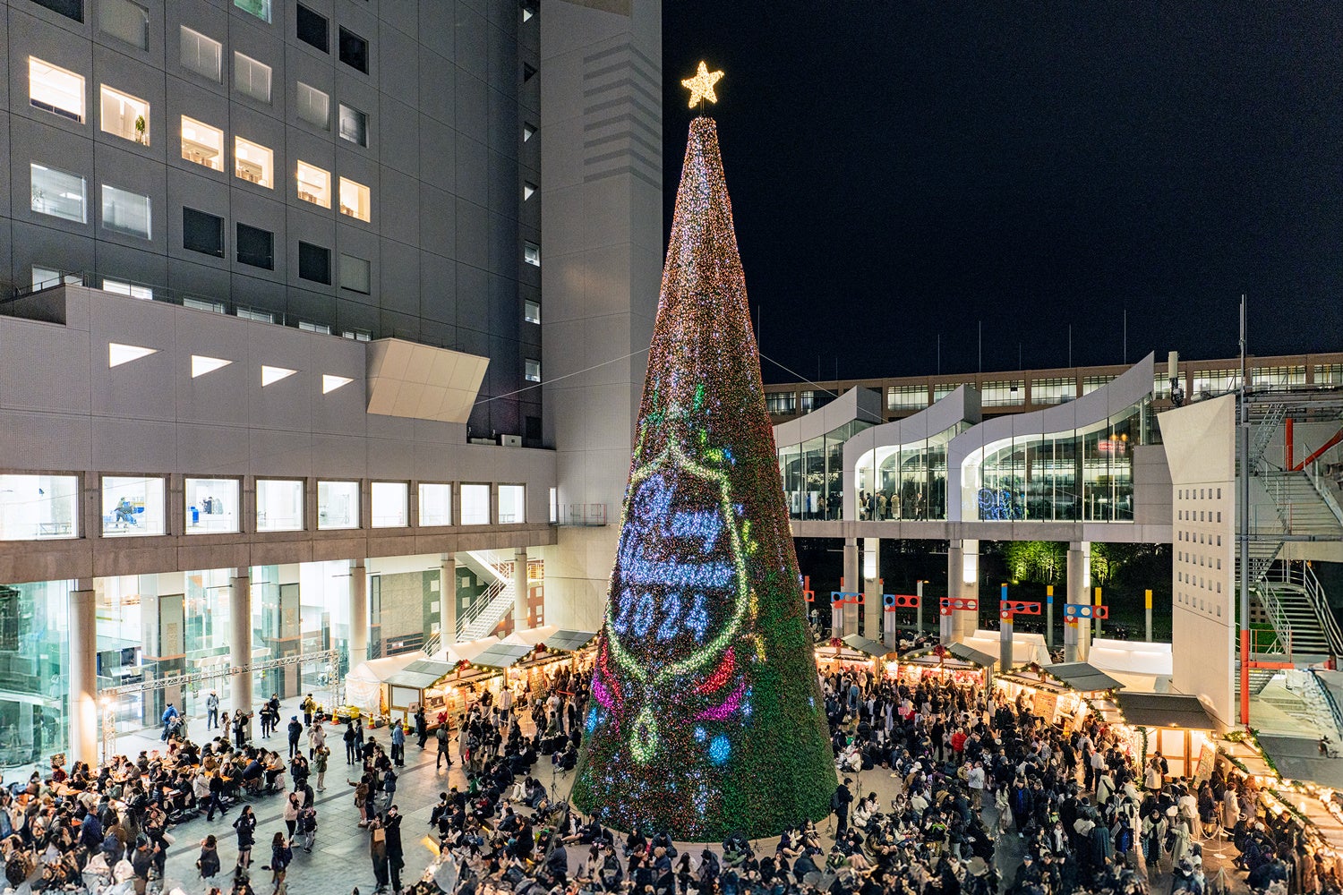 夜空にきらめくショータイムの開幕。高さ25mのLEDマッピングツリーが贈る、音楽と光の特別プログラムに注目！