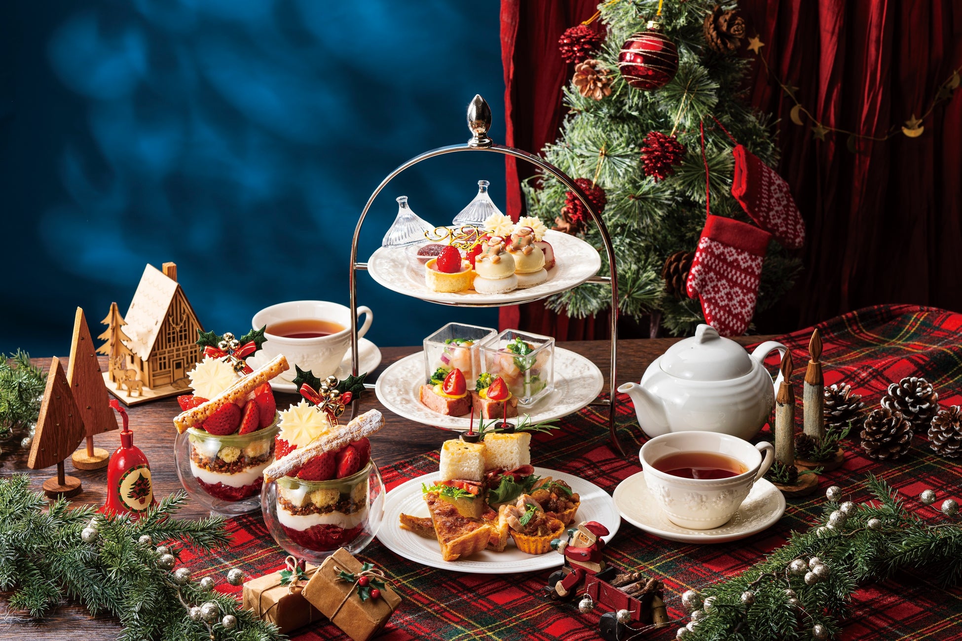 星屑をまとったムースケーキ、雪の結晶やクリスマスツリーモチーフのスイーツが登場　心躍るホリデーシーズンの華やぎを表現したスイーツ&セイボリーを楽しむ『スターライト ノエル アフタヌーンティー』開催
