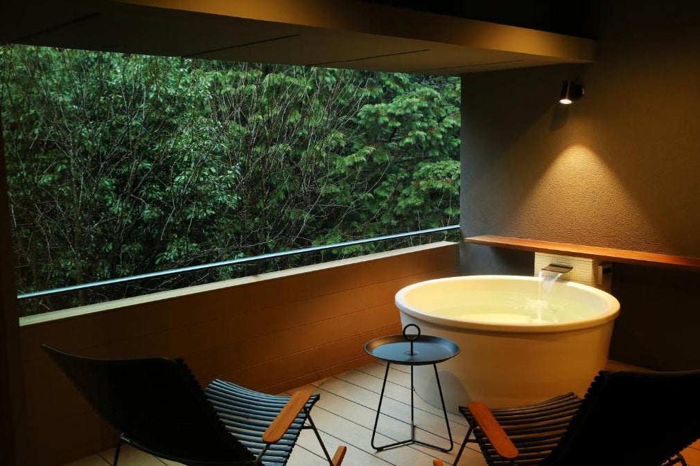 18匹の超大型犬に会える！世界最大級の犬カフェ「犬席屋」予約受付開始！