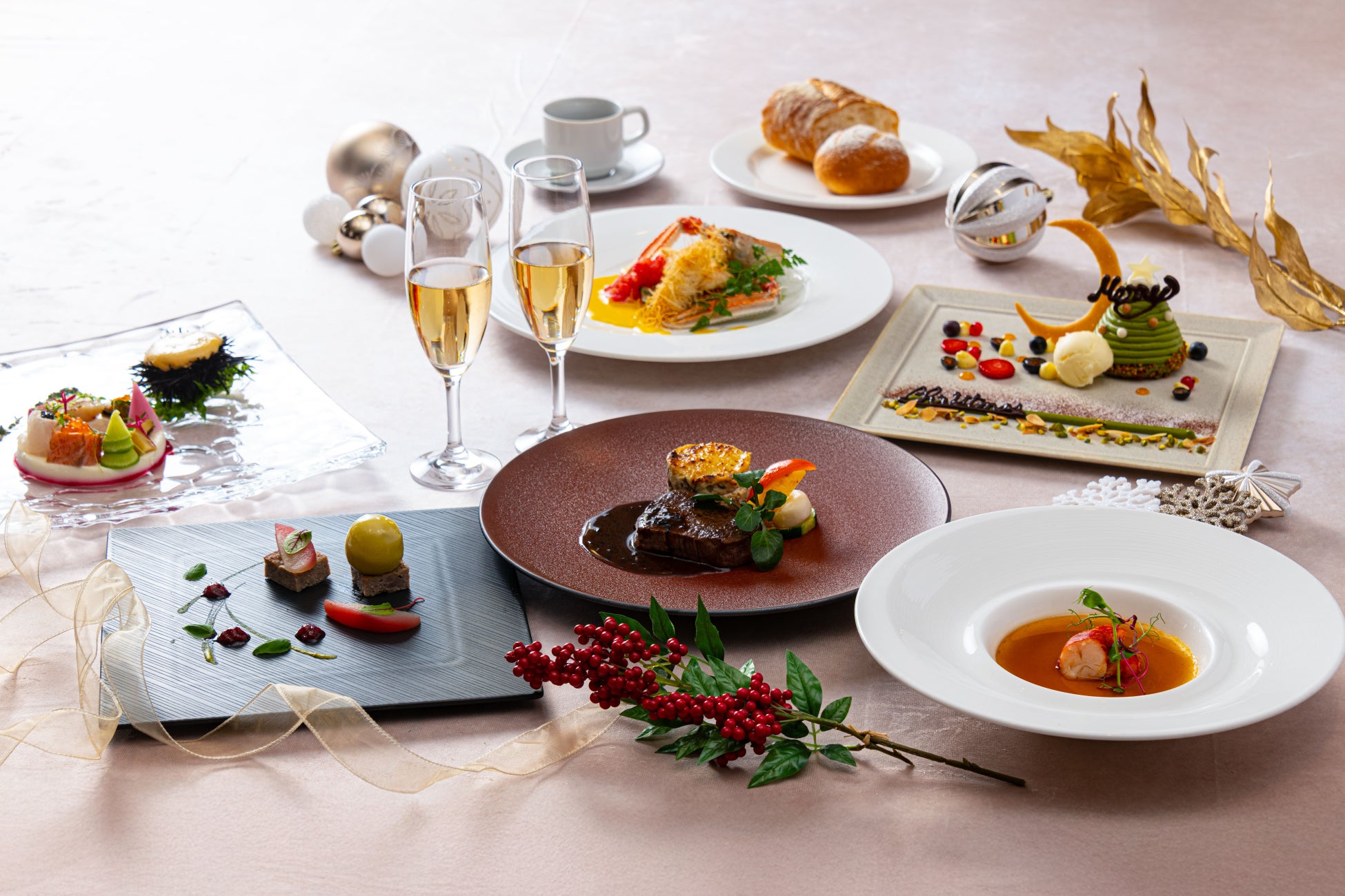 横浜・三溪園 紅葉の遊歩道開放~古建築と紅葉が織りなす絶景~