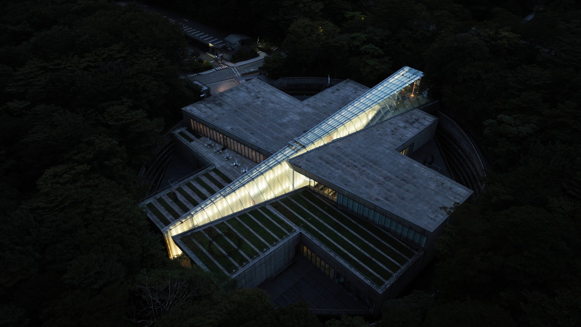 【ホテルメトロポリタン エドモント】 開業40周年記念 &『新幹線変形ロボ シンカリオン』シリーズ10周年記念 大好評につき、コラボレーションルームの宿泊期間を延長