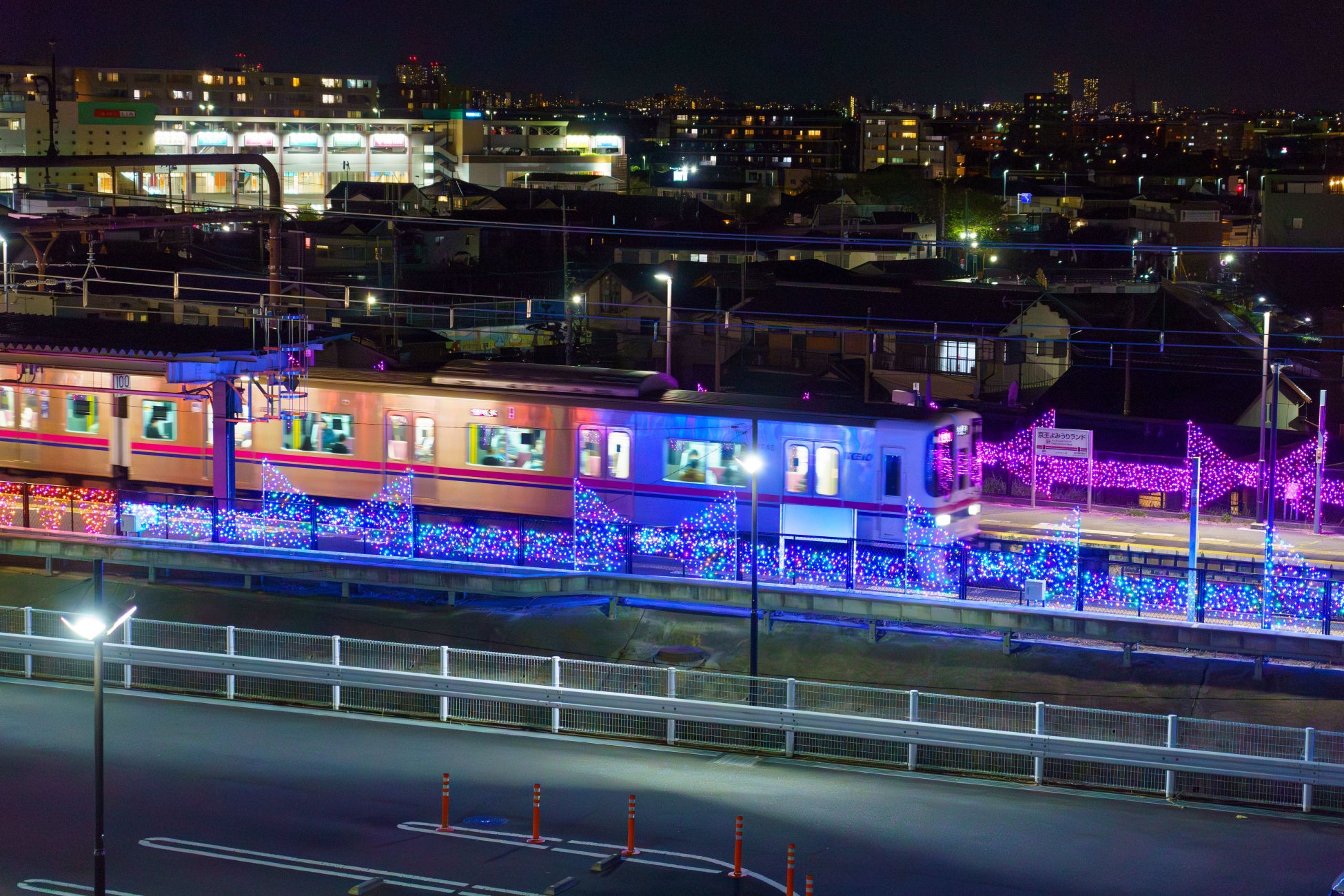 今年も10月23日(木)から京王よみうりランド駅上下線ホームでイルミネーション装飾を実施します！