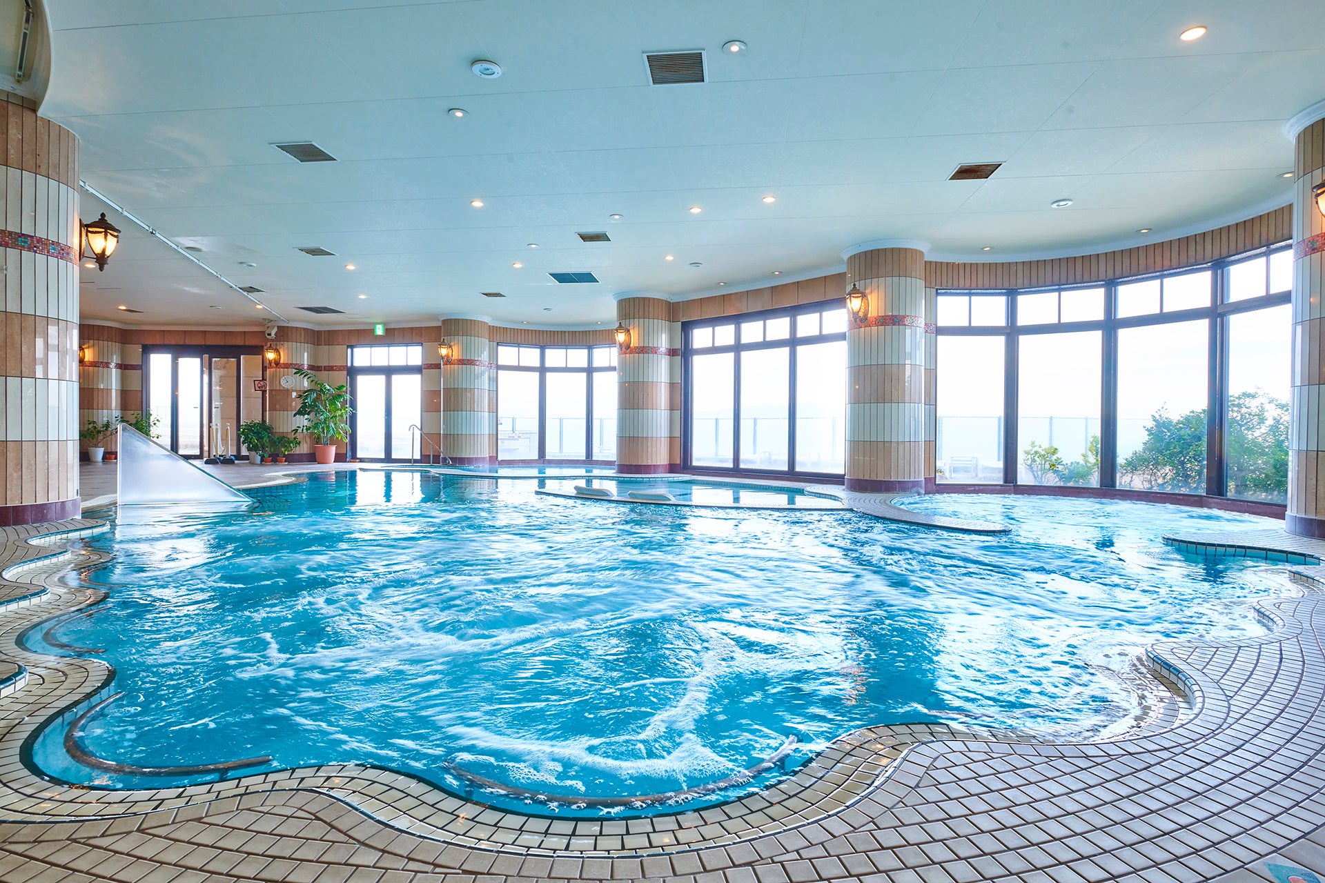 【熱海市】“日本で最も遅い”紅葉に旬の金目鯛も! 秋の最新お出かけ情報