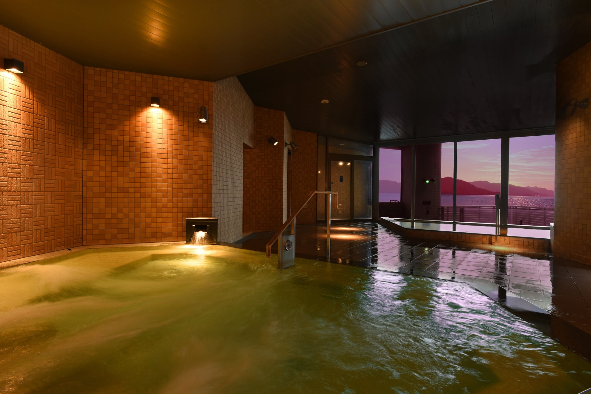 【横須賀・ソレイユの丘】秋の絶景！富士山を望む25万本のコスモスが今週末に見頃へ。 ペットと楽しめるハロウィンイベントも同時開催。