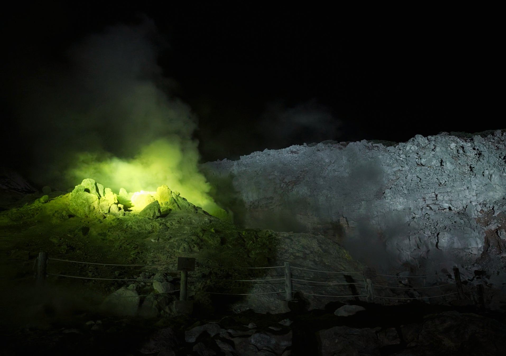 【北海道・弟子屈町】硫黄山ライトアップ開催中！