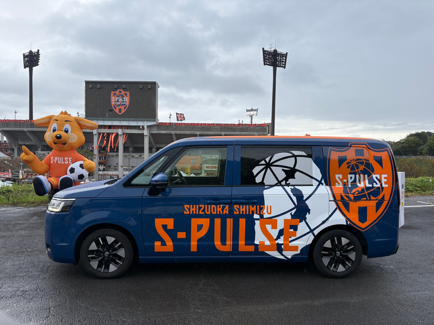 鈴与レンタカー株式会社「エスパルス応援プラン」新デザインのラッピングカーを導入、清水エスパルスへチーム強化支援金を贈呈