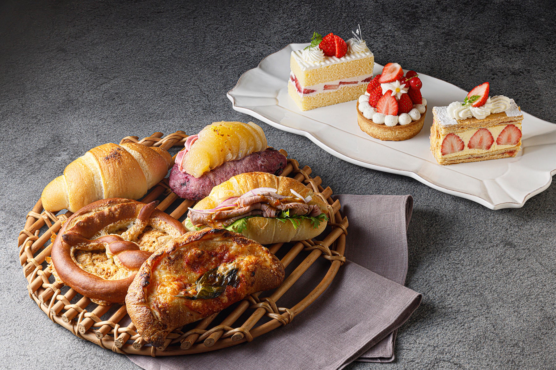 山口智子さん、原生林とアイヌ文化に触れるアドベンチャートラベル「月刊 旅色」11月号公開