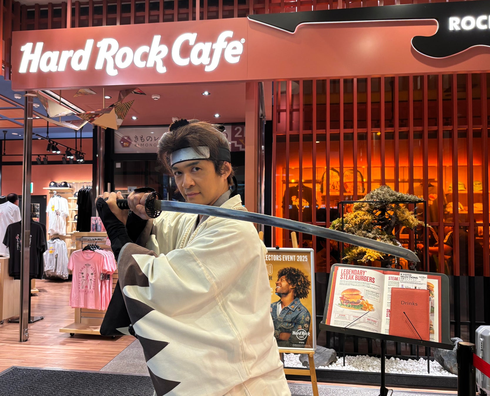 11/11 SAMURAI＆ハードロック・ヘビメタの日新選組が祇園「ハードロックカフェ京都」にギターを持って夜討！