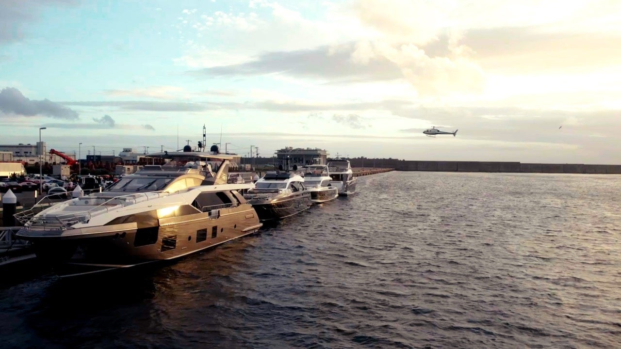 サンタクロースがプレゼントを持ってお子さまのもとに。絶景ダイニングで夢のクリスマスプランが誕生!