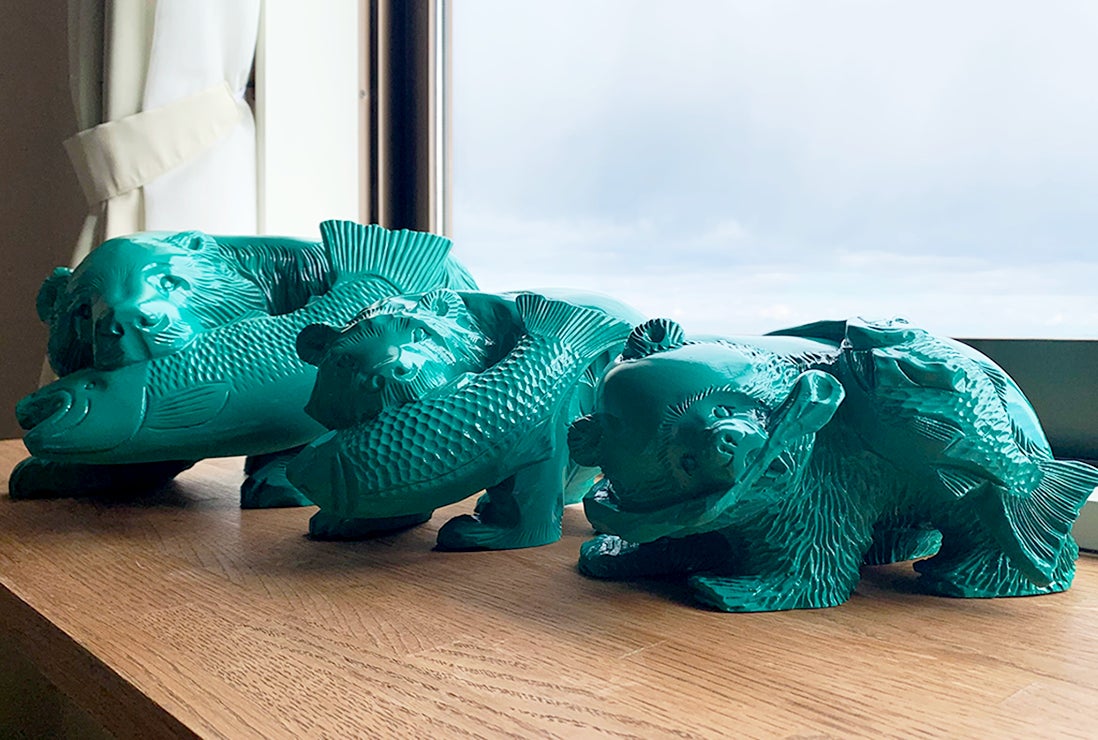 【礼文観光ホテル 咲涼】咲涼で長年眠る北海道の工芸品”木彫り熊”が、現代アート作品として生まれ変わる