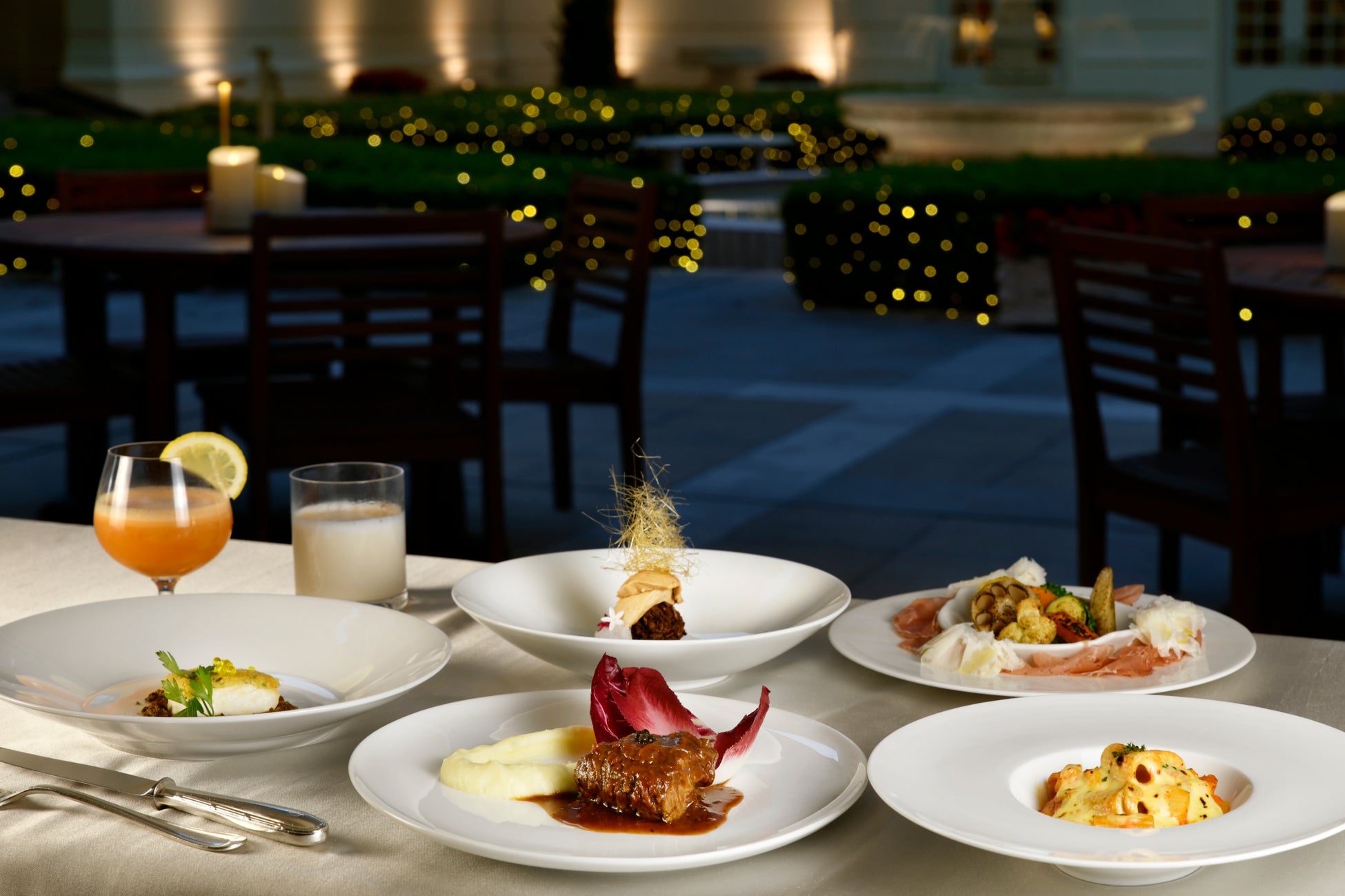 【キャセイ】札幌就航35周年新千歳空港で搭乗客を歴代のユニフォームでお迎え