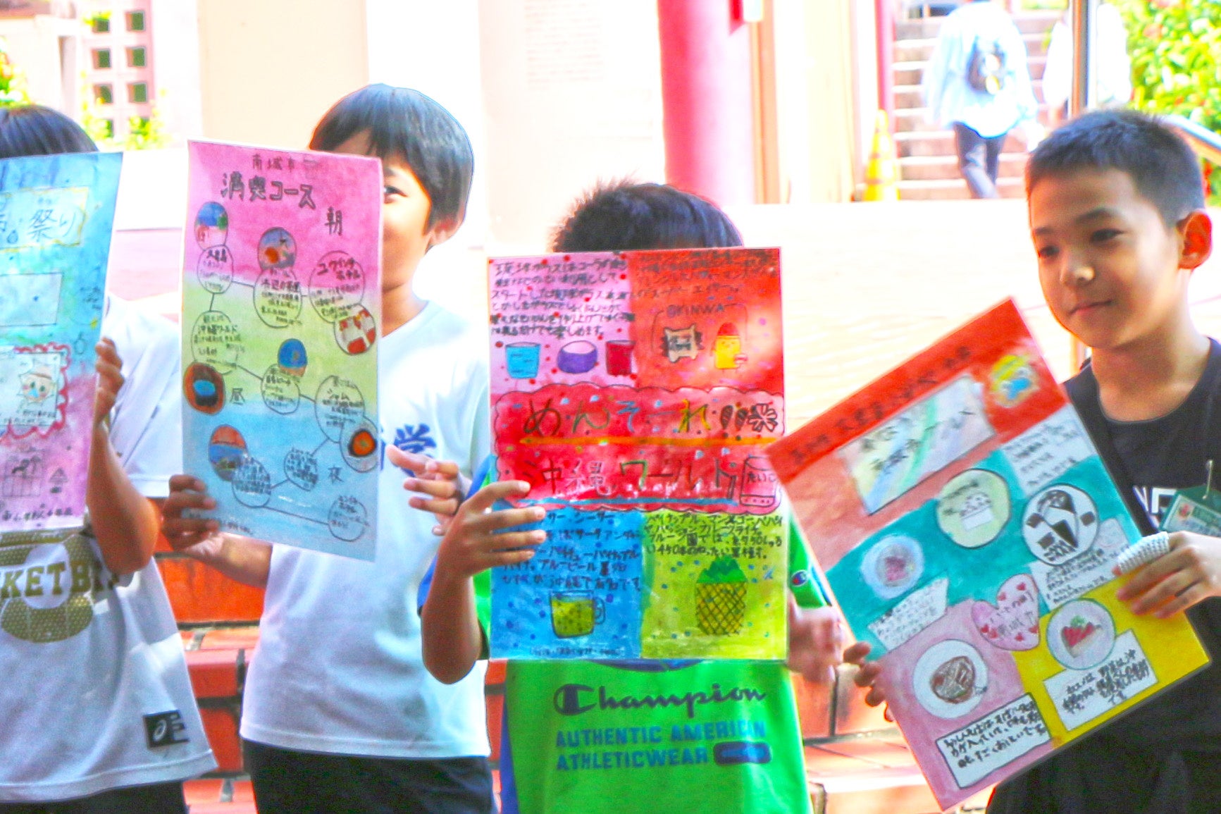 【沖縄】「たくさんの人に見てほしい！」小学生が描いた地元愛あふれるポスター おきなわワールドにて展示