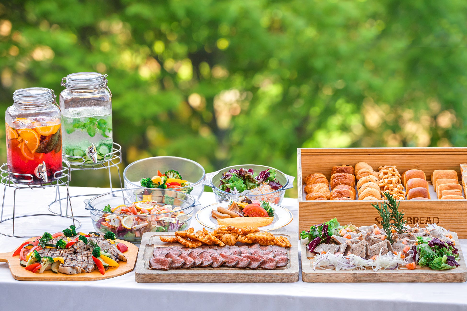 京都五花街「宮川町歌舞練場 三ツ輪座 杮落し公演」にて、記念の工芸菓子「慶翔」を特別展示中です。