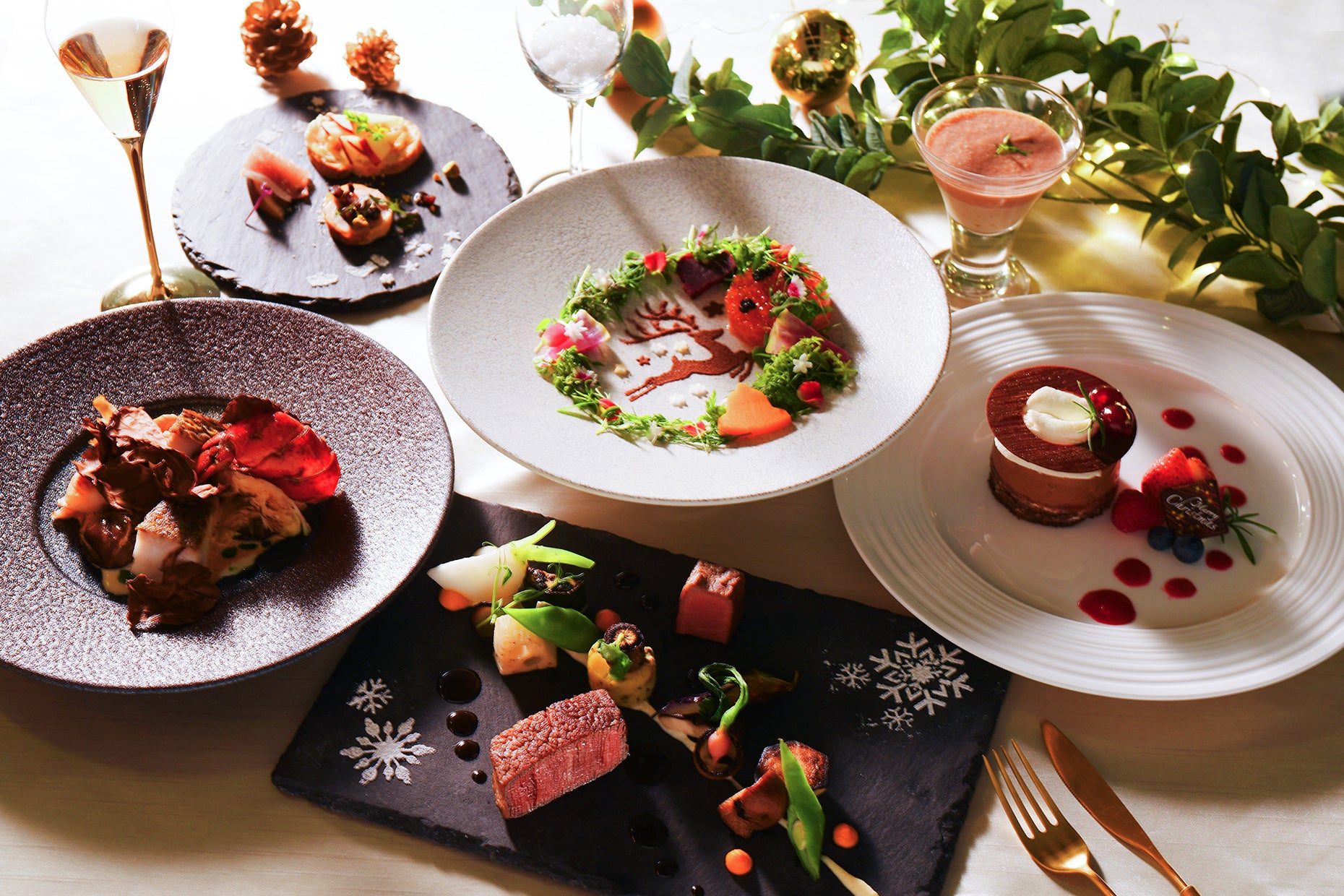 【大阪マリオット都ホテル】ホテル最上階レストランで絶景を眺めながら堪能するディナーコースなどクリスマスシーズンを煌びやかに演出する「Marriott Christmas 2025」を開催