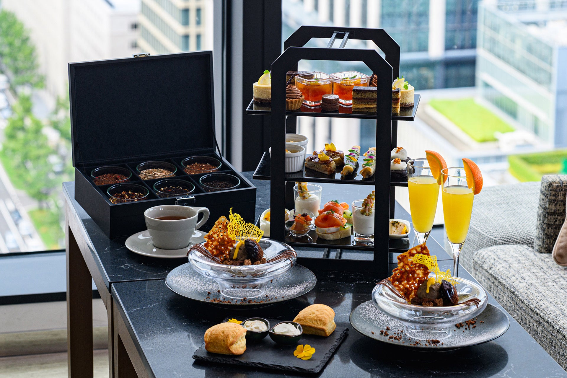 【二子玉川エクセルホテル東急】LOVOTと過ごす和やかでぬくもりに包まれたティータイムをお届け。一日一組限定「癒し×アフタヌーンティー“Relaxing Moment with LOVOT”」を販売