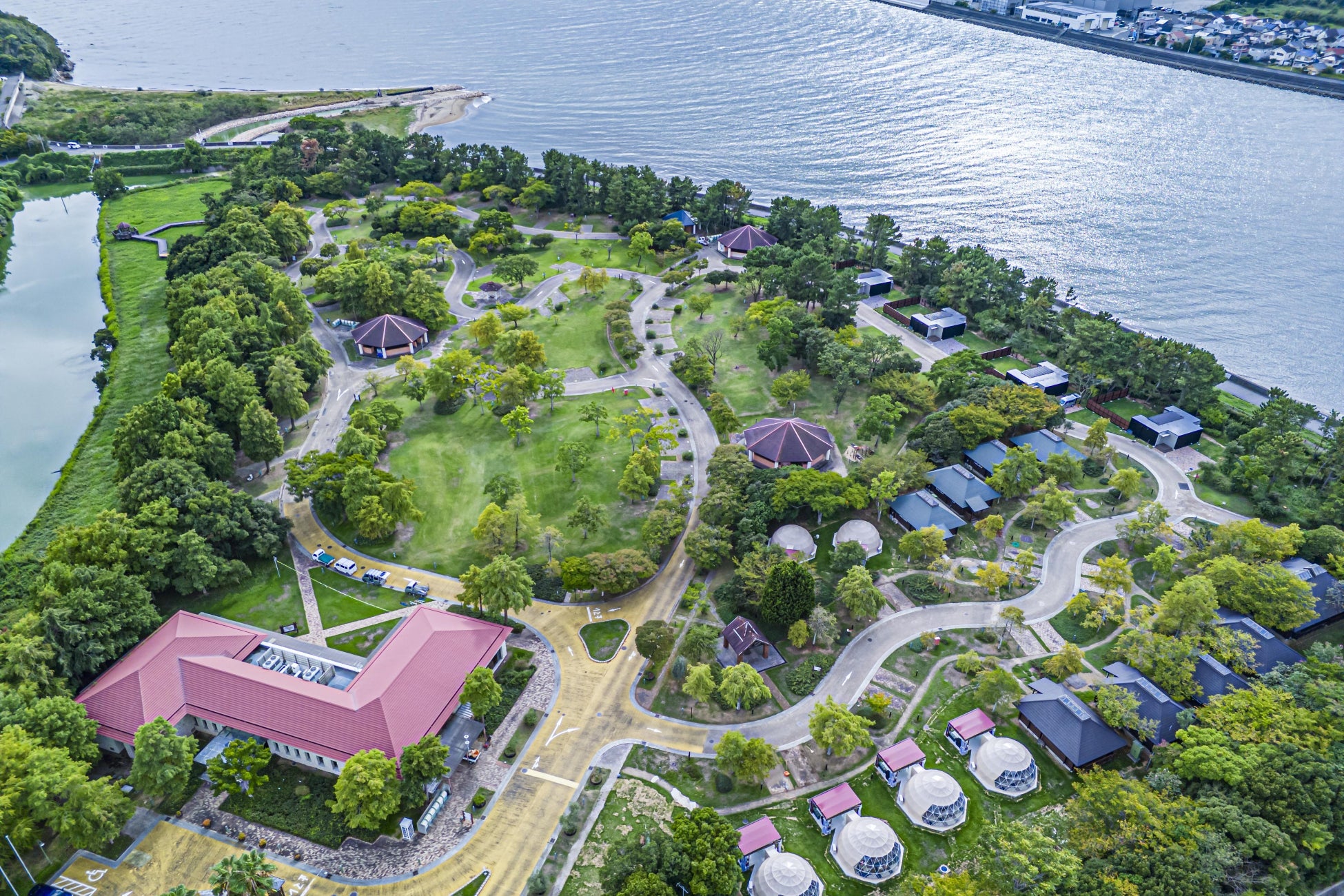 【HERMESチャーム150個以上が輝くビッグツリー】「カリコリゾート淡路島」が送る＜CHRISTMAS 2025＞ 〜冬の特別なひとときを演出するイルミネーションイベント開催〜