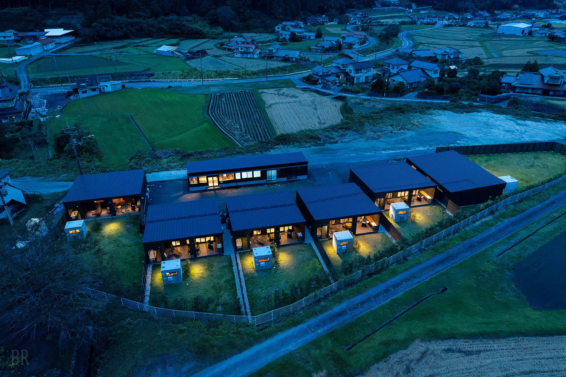 フォトジェニックな秋の非日常体験！ライフスタイルホテル「THE LIVELY 大阪本町」に、秋の夜長に揺れる風鈴アートが登場。宿泊者以外も楽しめる、ルーフトップテラスでの季節限定企画を開催。