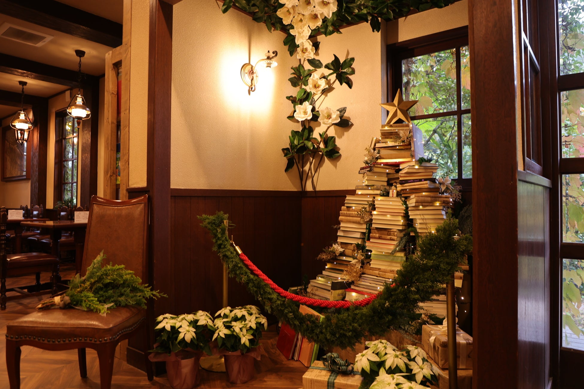 本で作ったクリスマスツリーがお出迎え　クリスマスの絵本に囲まれる洋館でホリデーシーズンを《森と花の絵本ミュージアムGarden Lei》【広島／世羅】