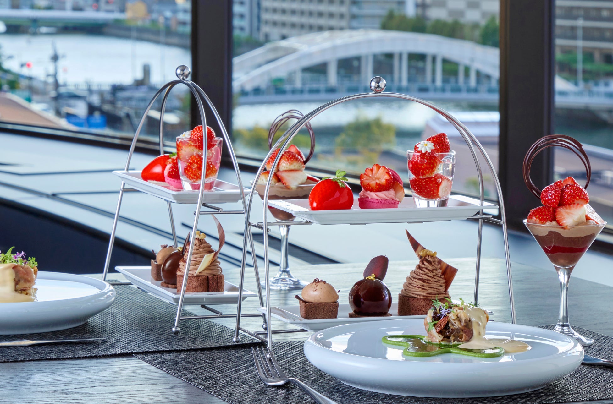 高さ約7mの「生モミの木」が大階段を照らすホテルでクリスマス期間限定ケーキやイタリアンランチ&ディナーを提供