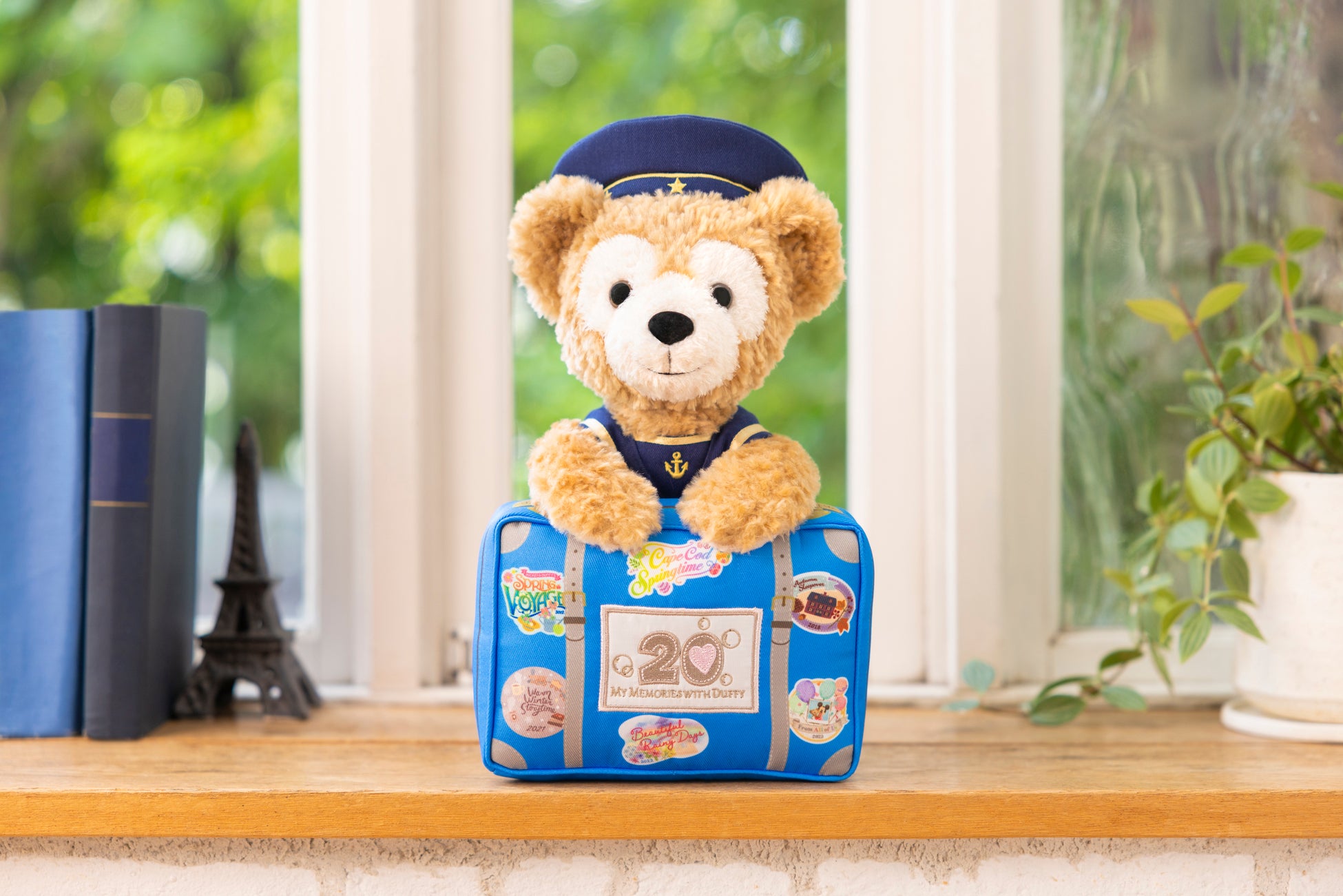 ダッフィー＆フレンズ20周年記念　ダッフィーとの思い出を振り返ることができる20周年の歴史がつまったスペシャルグッズが登場！