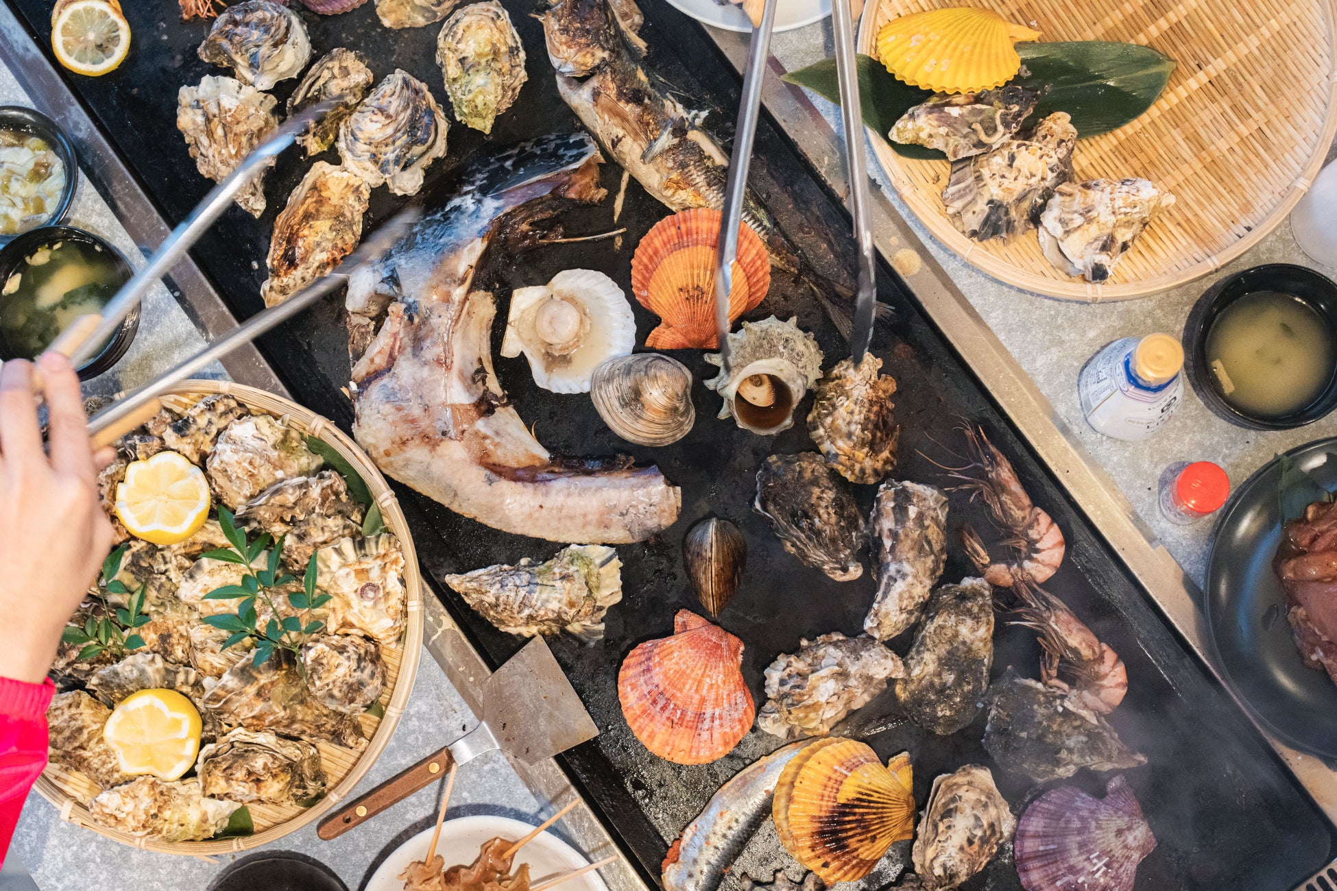 家族でハマる、大人も子供も“ワクワクする牡蠣小屋”。日本最大級の牡蠣小屋が、愛知・知多半島に11月15日グランドオープン——冬の新たな観光名所として誕生。