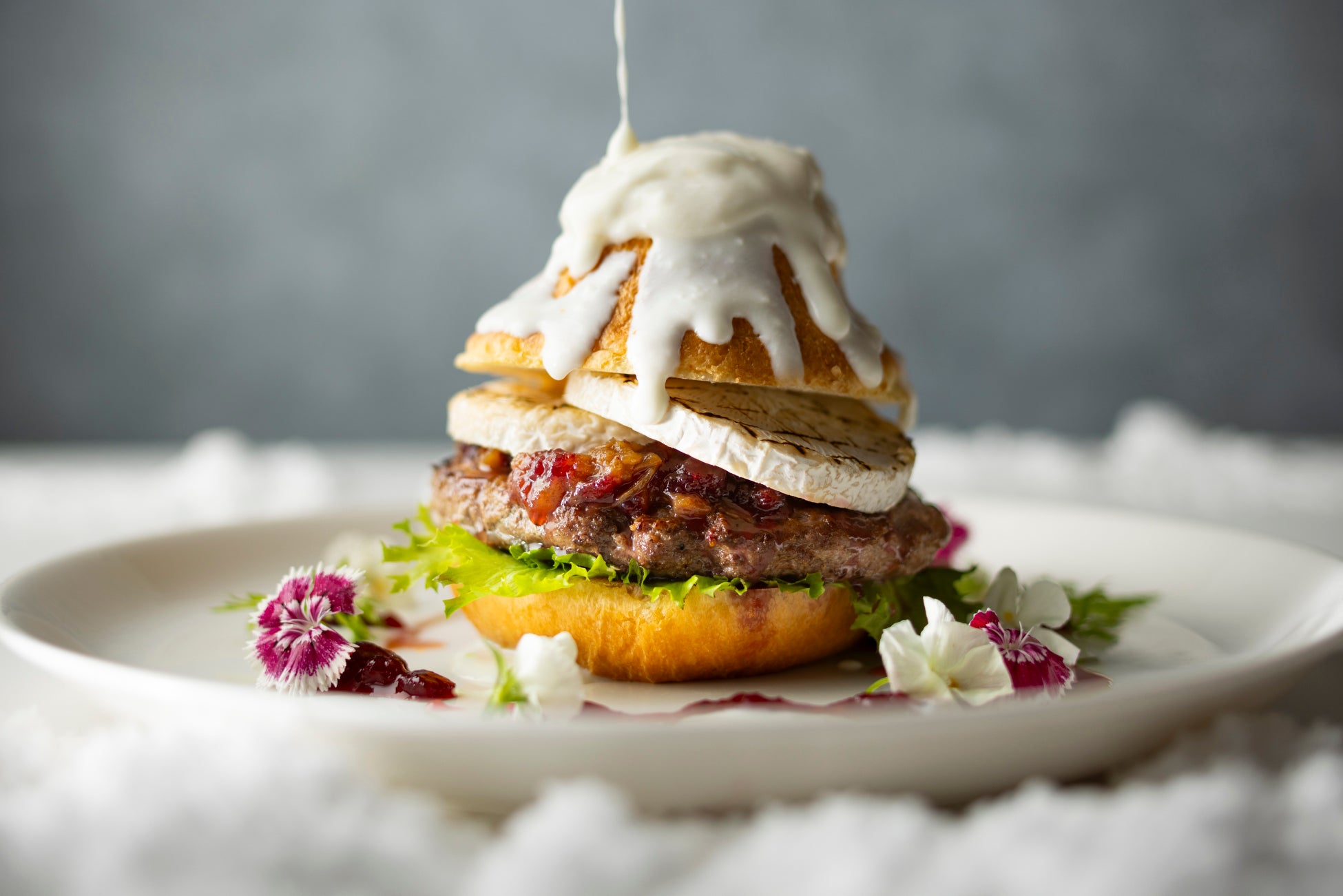 【ホテル日航大阪】11月11日よりロビーにクリスマスツリーが登場