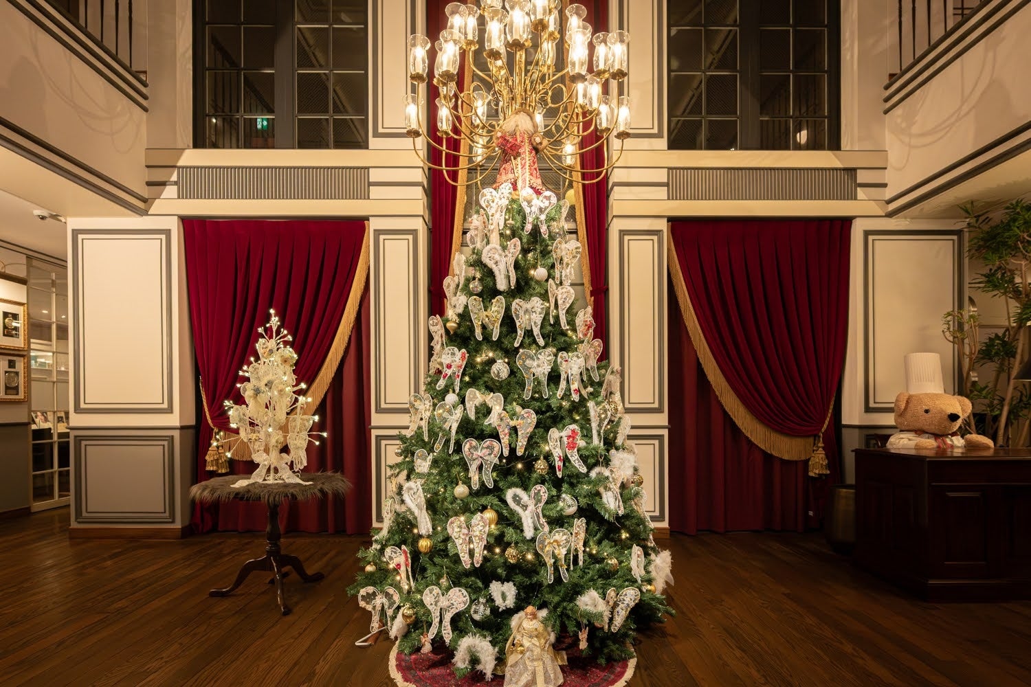「神戸北野ホテル」25周年ノエルデコレーションテーマは“天使とリボン”7人の作家が天使からの祝福を表現温かく、幸せなクリスマスをプレゼント