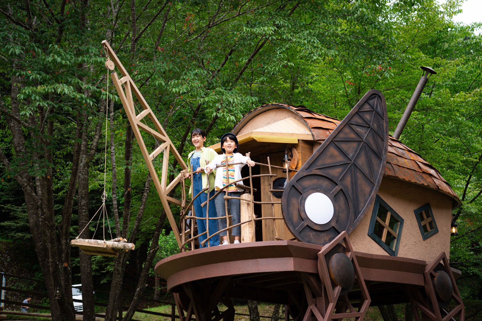 【品川プリンスホテル】輝くツリーのフォトスポット、笑顔あふれるサンタグリーティング クリスマス気分高まる多彩な催しをご用意