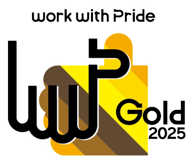 Welcome to our hotel！豪華客船をイメージした冬の装いへ。高さ約5mのツリーがメインロビーの水辺エリアに登場