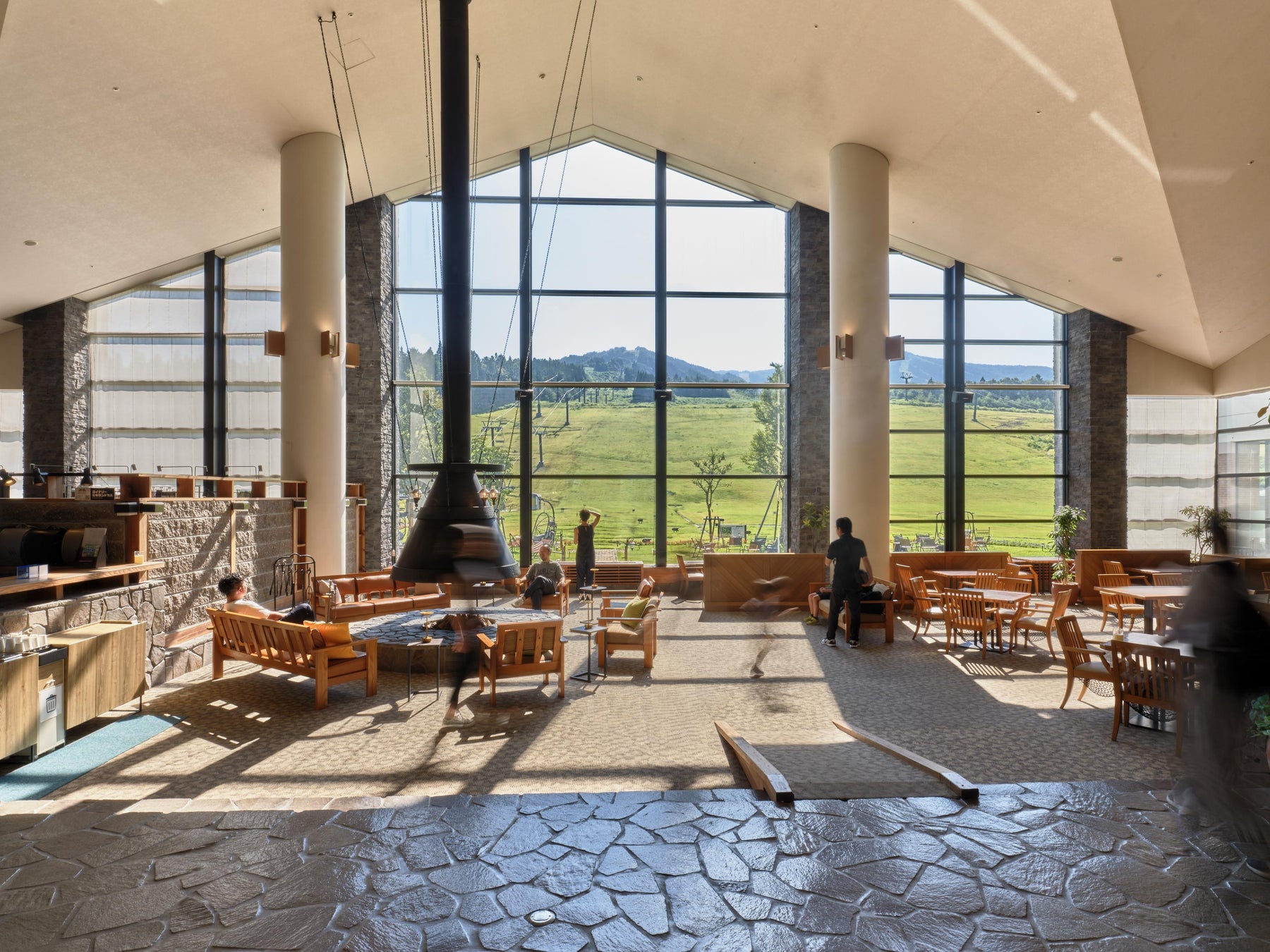 総勢約150名による“クリスマスゴスペルコンサート”開催。ホテル全体が聖なる歌声に包まれる！