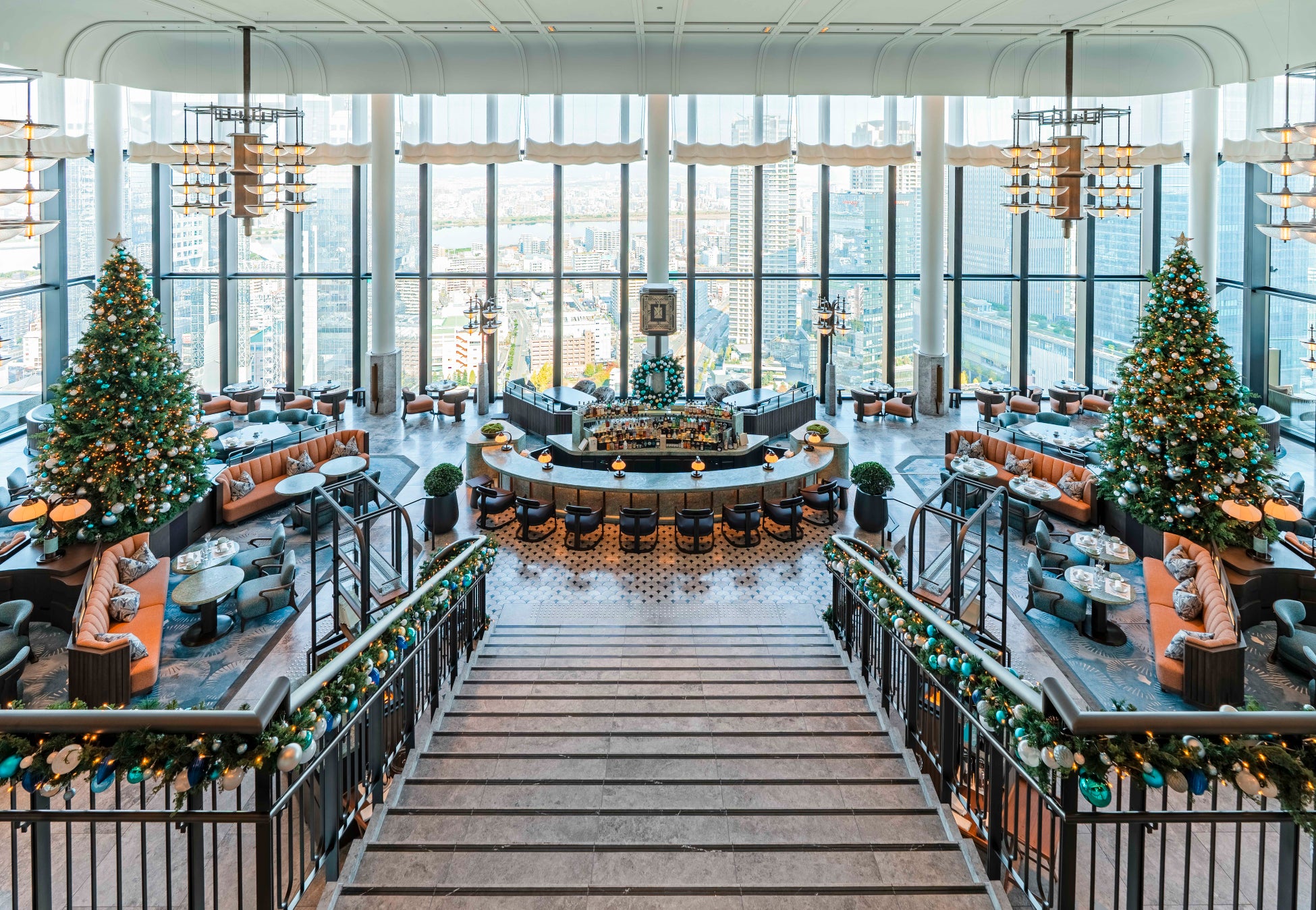 ウォルドーフ・アストリア大阪　輝きを纏う伝説の鳥が祝福する、ニューヨークのホリデー「ア・レガシー・オブ・エレガンス」　ピーコック・アレーにて開催